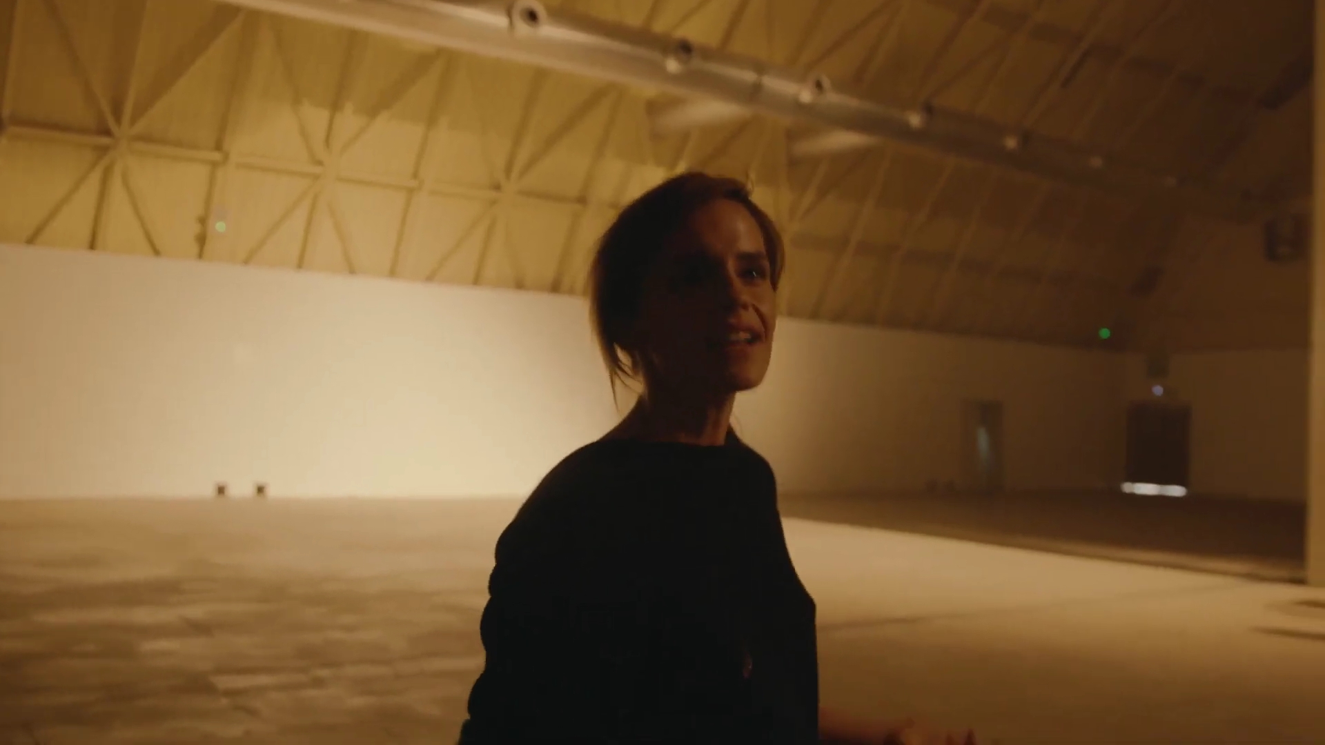 EmmaWatsonFan-dot-nl_2022PradaParadoxeFilm-MakingOf0259.jpg