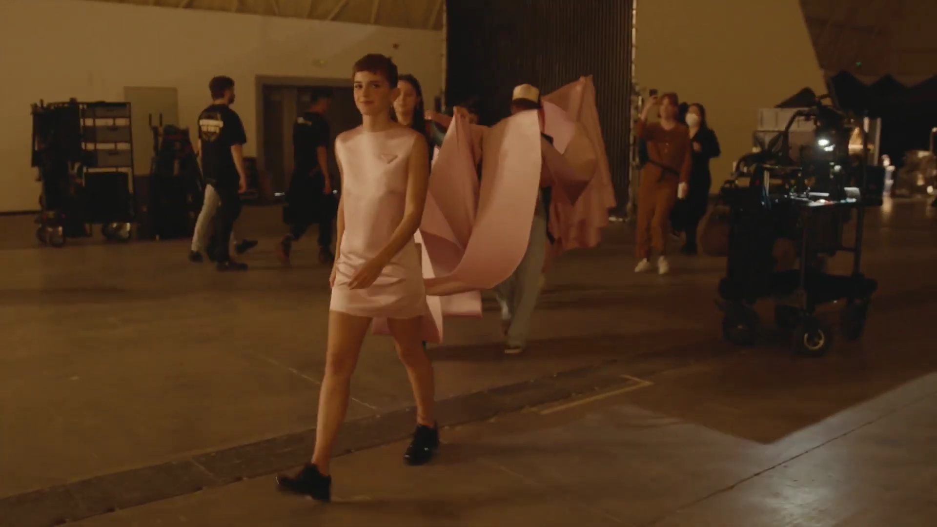 EmmaWatsonFan-dot-nl_2022PradaParadoxeFilm-MakingOf0279.jpg