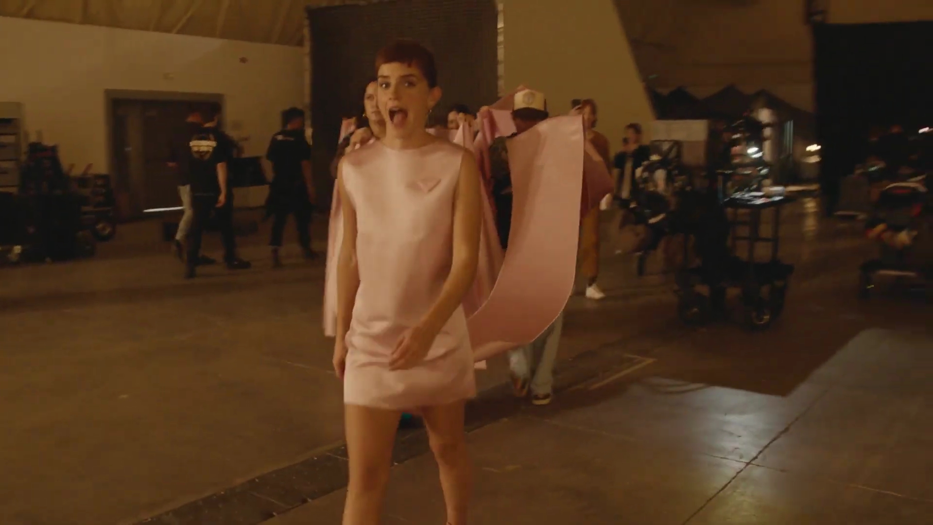 EmmaWatsonFan-dot-nl_2022PradaParadoxeFilm-MakingOf0281.jpg EmmaWatsonFan-dot-nl_2022PradaParadoxeFilm-MakingOf0281.jpg