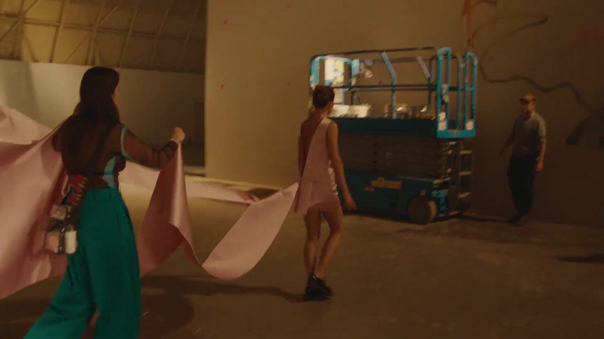 EmmaWatsonFan-dot-nl_2022PradaParadoxeFilm-MakingOf0282.jpg EmmaWatsonFan-dot-nl_2022PradaParadoxeFilm-MakingOf0282.jpg