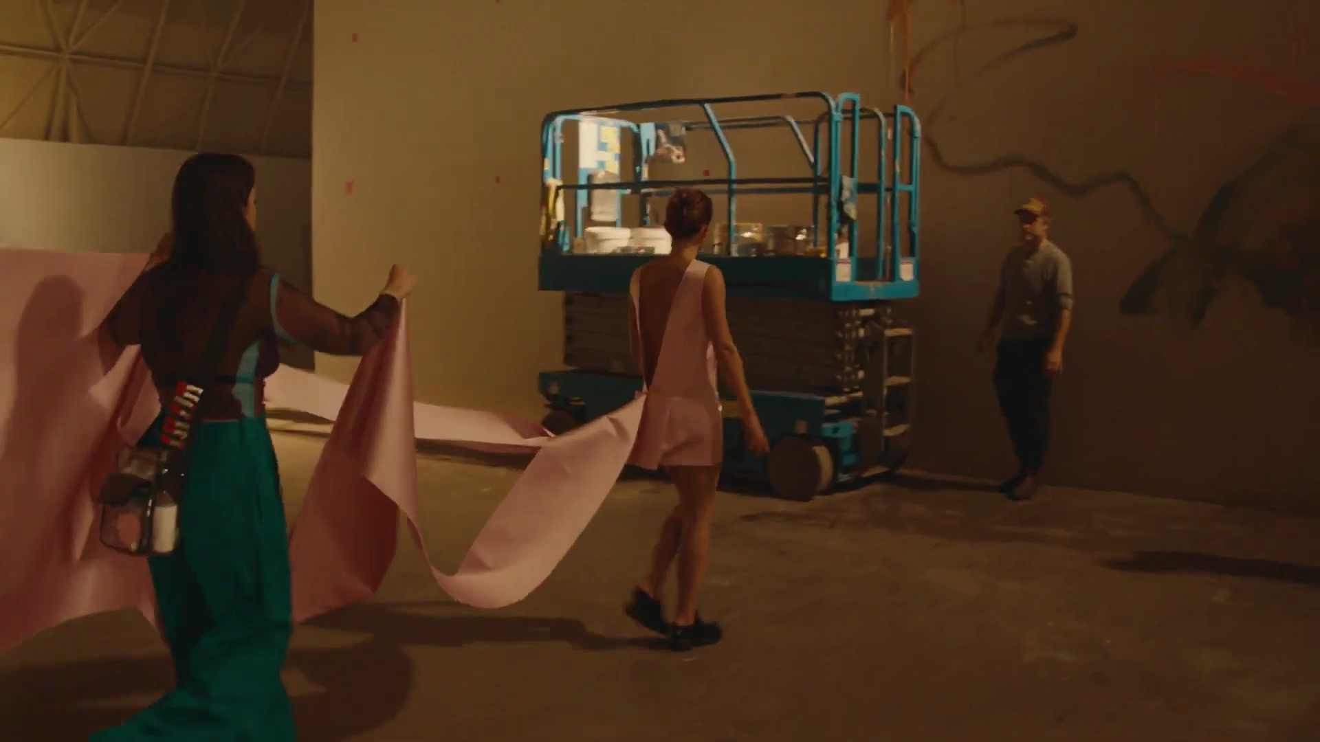 EmmaWatsonFan-dot-nl_2022PradaParadoxeFilm-MakingOf0283.jpg EmmaWatsonFan-dot-nl_2022PradaParadoxeFilm-MakingOf0283.jpg