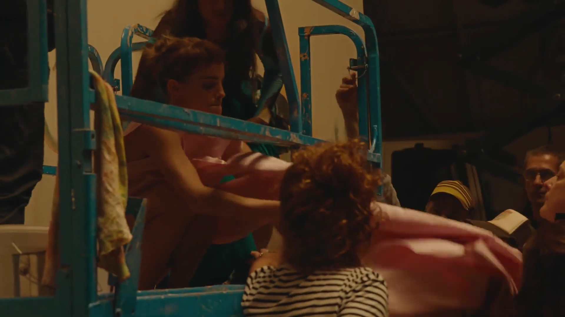 EmmaWatsonFan-dot-nl_2022PradaParadoxeFilm-MakingOf0285.jpg EmmaWatsonFan-dot-nl_2022PradaParadoxeFilm-MakingOf0285.jpg