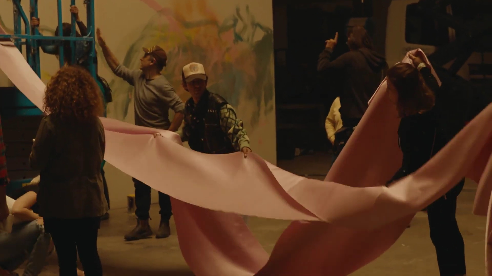 EmmaWatsonFan-dot-nl_2022PradaParadoxeFilm-MakingOf0288.jpg EmmaWatsonFan-dot-nl_2022PradaParadoxeFilm-MakingOf0288.jpg