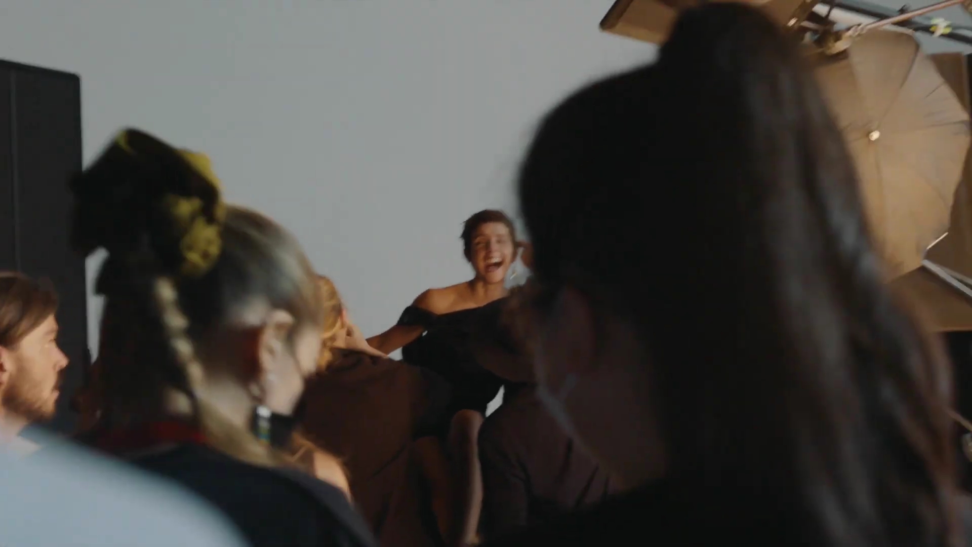 EmmaWatsonFan-dot-nl_2022PradaParadoxeFilm-MakingOf0305.jpg