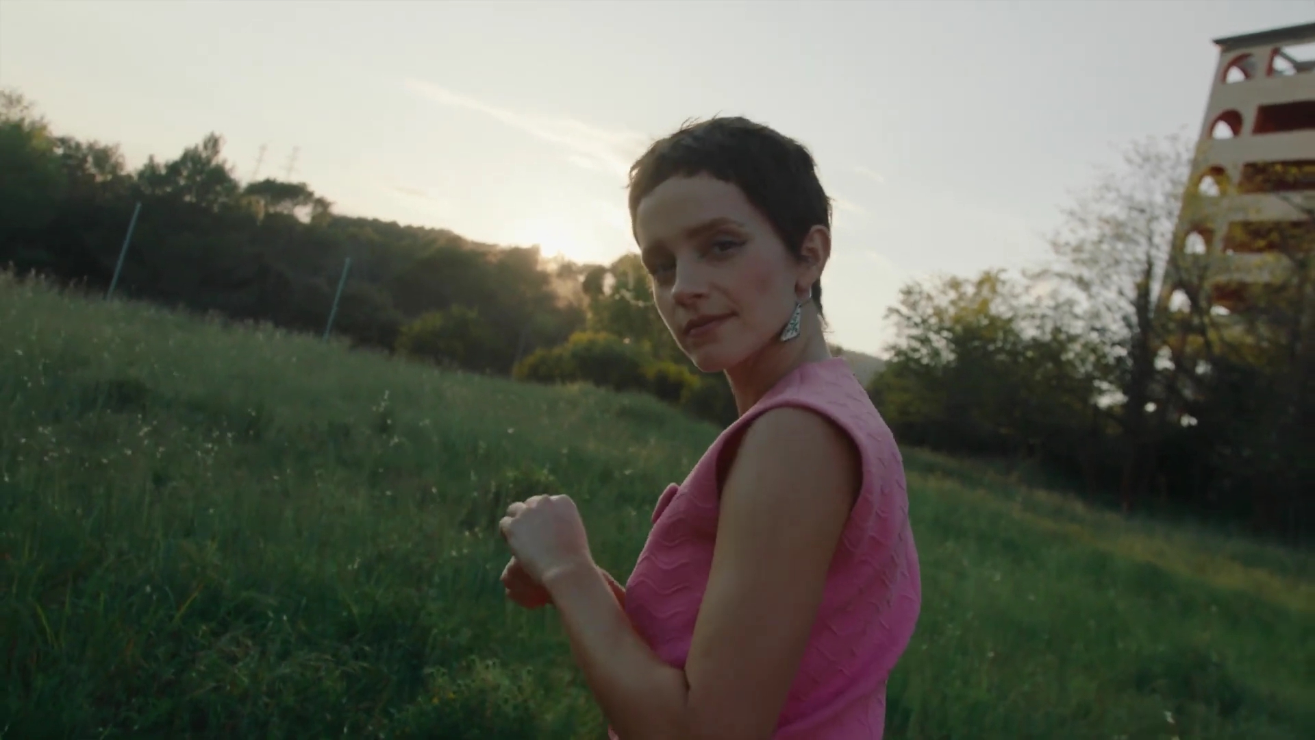 EmmaWatsonFan-dot-nl_2022PradaParadoxeFilm-MakingOf0315.jpg