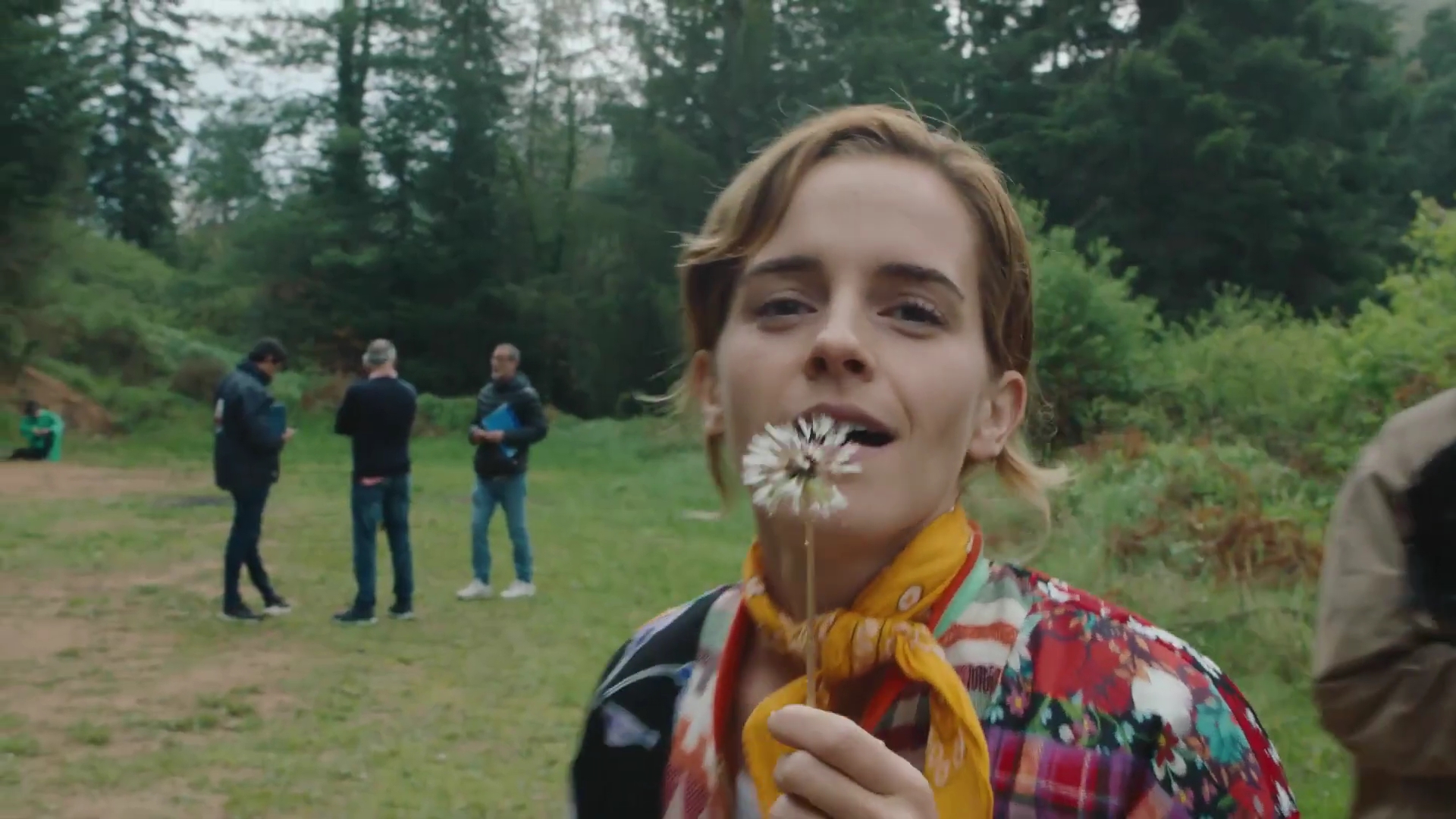 EmmaWatsonFan-dot-nl_2022PradaParadoxeFilm-MakingOf0316.jpg
