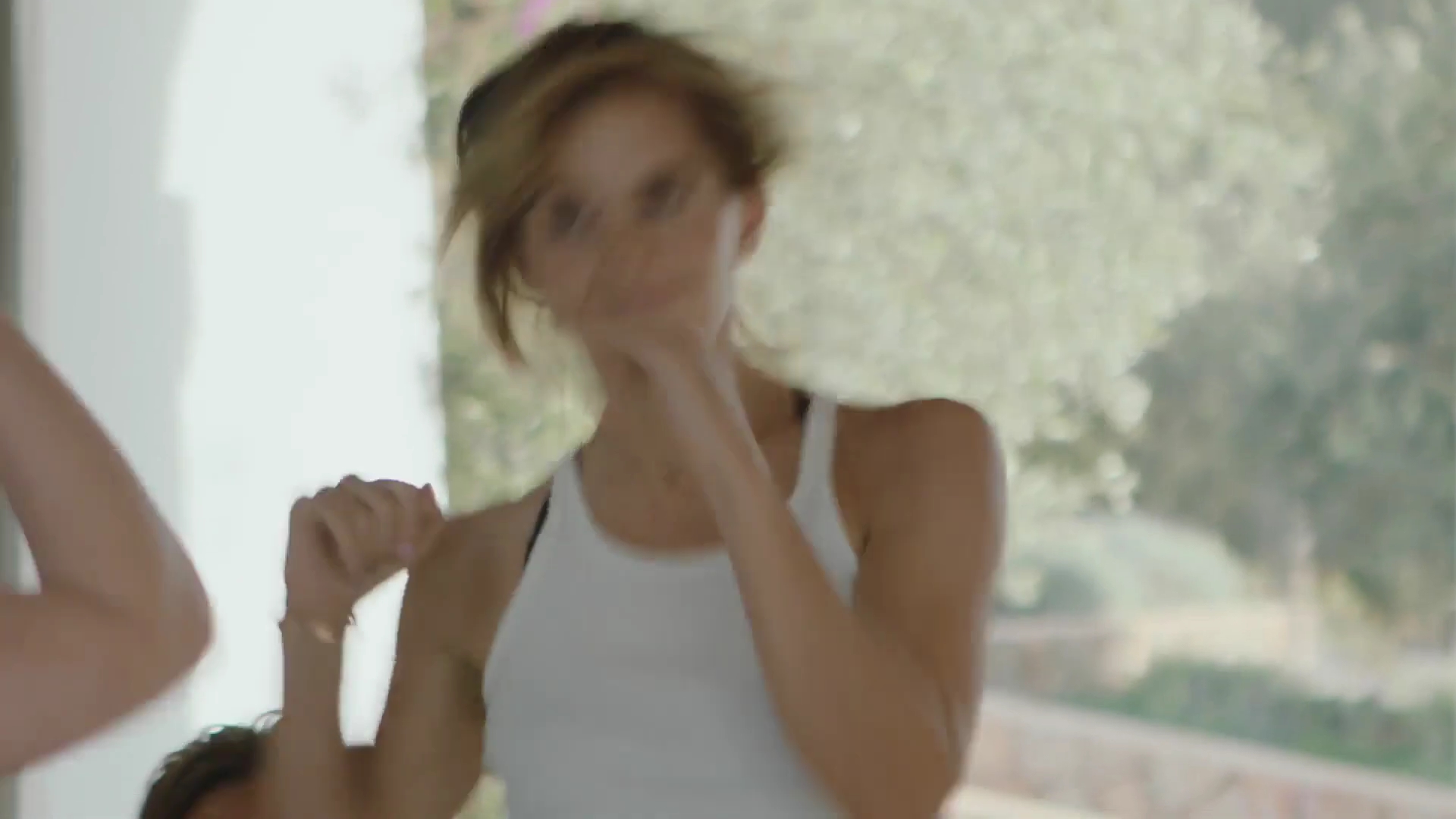 EmmaWatsonFan-dot-nl_2022PradaParadoxeFilm-MakingOf0356.jpg