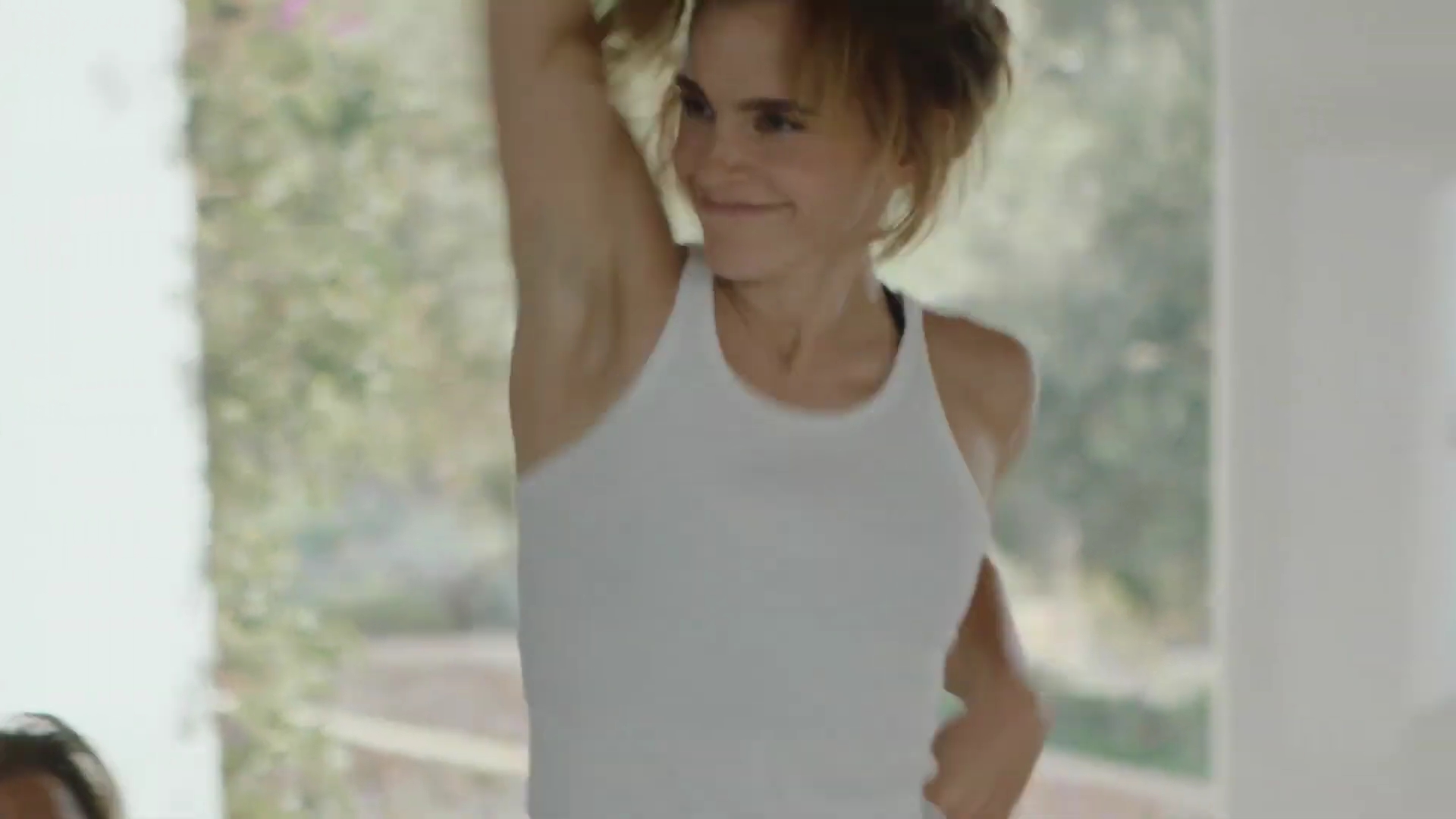 EmmaWatsonFan-dot-nl_2022PradaParadoxeFilm-MakingOf0358.jpg