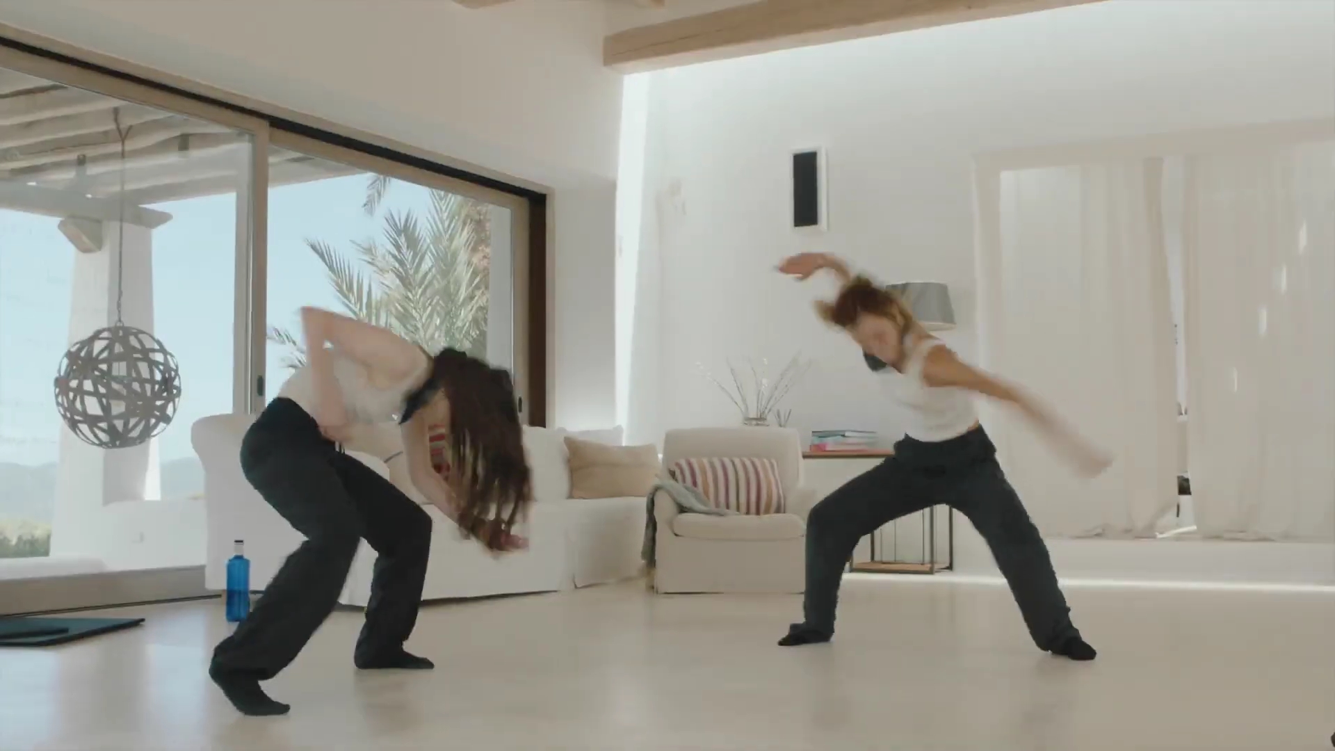 EmmaWatsonFan-dot-nl_2022PradaParadoxeFilm-MakingOf0374.jpg EmmaWatsonFan-dot-nl_2022PradaParadoxeFilm-MakingOf0374.jpg