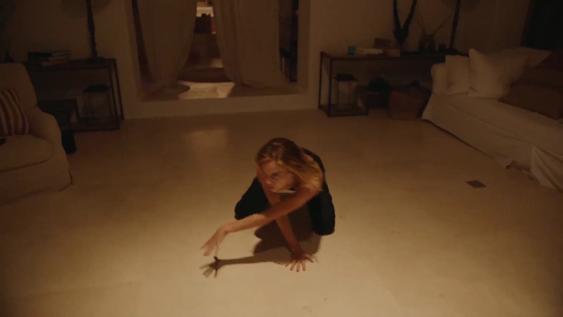 EmmaWatsonFan-dot-nl_2022PradaParadoxeFilm-MakingOf0375.jpg EmmaWatsonFan-dot-nl_2022PradaParadoxeFilm-MakingOf0375.jpg