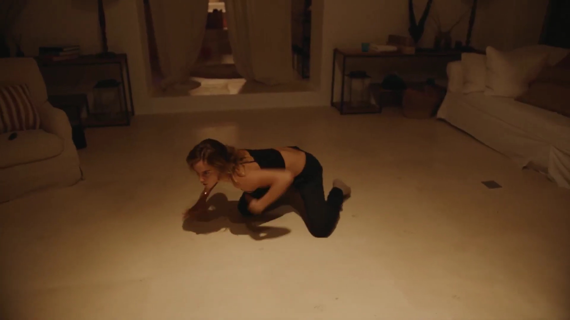 EmmaWatsonFan-dot-nl_2022PradaParadoxeFilm-MakingOf0376.jpg EmmaWatsonFan-dot-nl_2022PradaParadoxeFilm-MakingOf0376.jpg