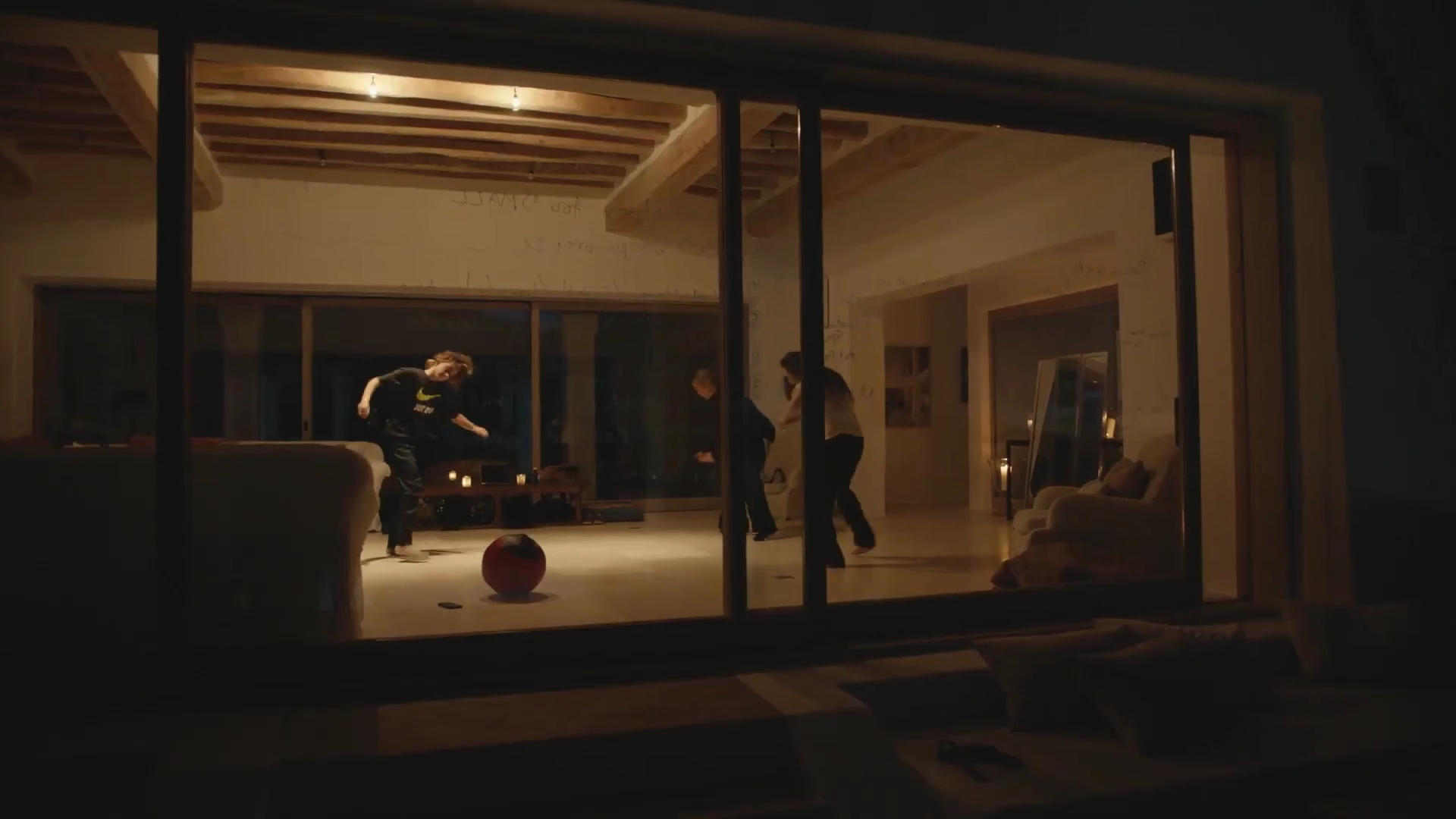 EmmaWatsonFan-dot-nl_2022PradaParadoxeFilm-MakingOf0382.jpg EmmaWatsonFan-dot-nl_2022PradaParadoxeFilm-MakingOf0382.jpg