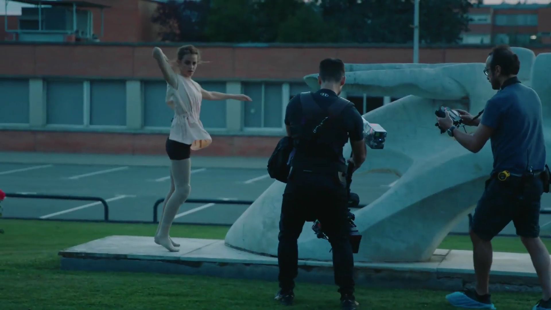 EmmaWatsonFan-dot-nl_2022PradaParadoxeFilm-MakingOf0386.jpg