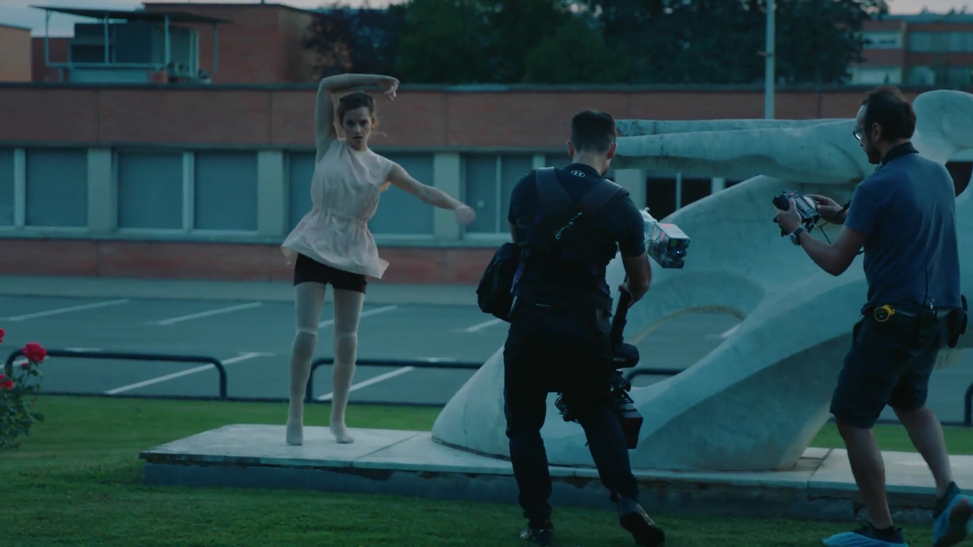 EmmaWatsonFan-dot-nl_2022PradaParadoxeFilm-MakingOf0387.jpg EmmaWatsonFan-dot-nl_2022PradaParadoxeFilm-MakingOf0387.jpg