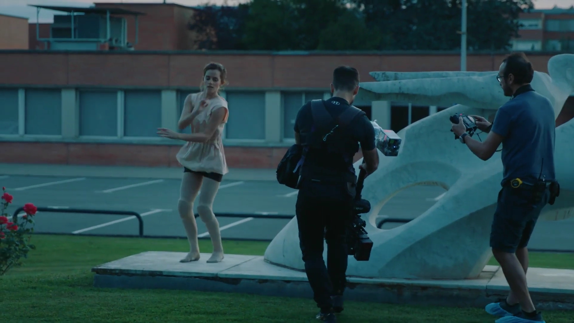 EmmaWatsonFan-dot-nl_2022PradaParadoxeFilm-MakingOf0388.jpg EmmaWatsonFan-dot-nl_2022PradaParadoxeFilm-MakingOf0388.jpg