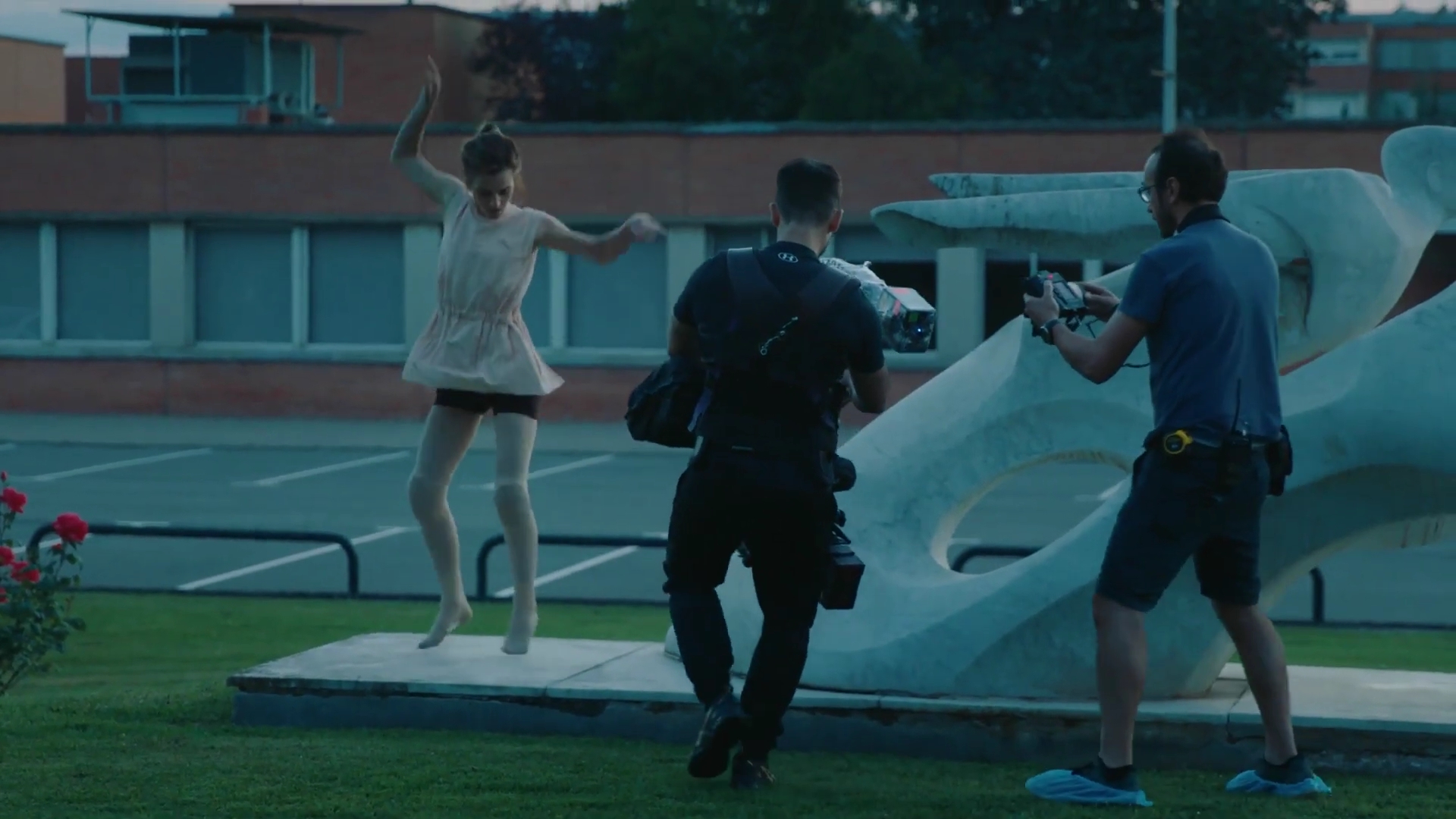 EmmaWatsonFan-dot-nl_2022PradaParadoxeFilm-MakingOf0391.jpg EmmaWatsonFan-dot-nl_2022PradaParadoxeFilm-MakingOf0391.jpg