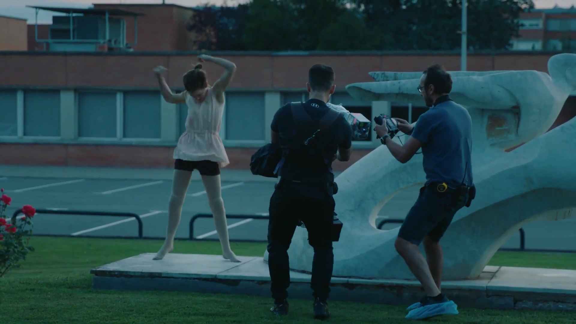 EmmaWatsonFan-dot-nl_2022PradaParadoxeFilm-MakingOf0394.jpg