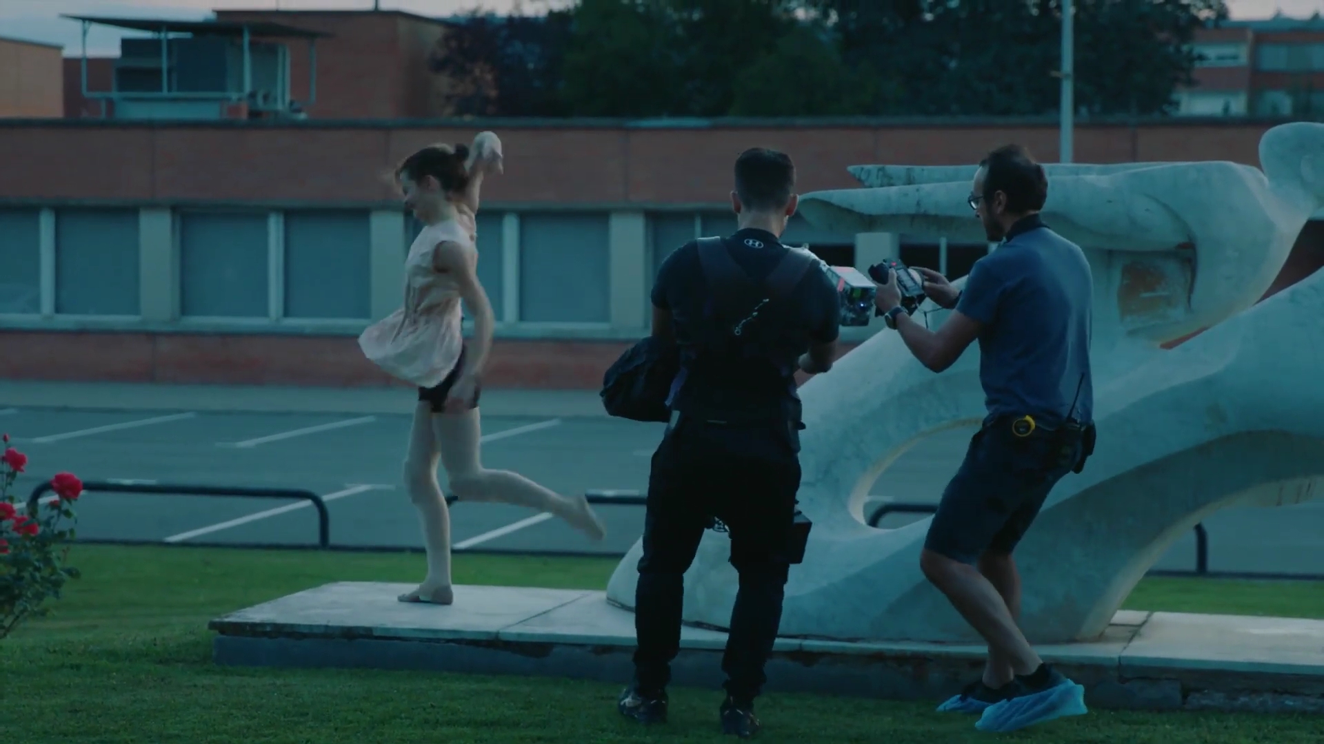 EmmaWatsonFan-dot-nl_2022PradaParadoxeFilm-MakingOf0395.jpg