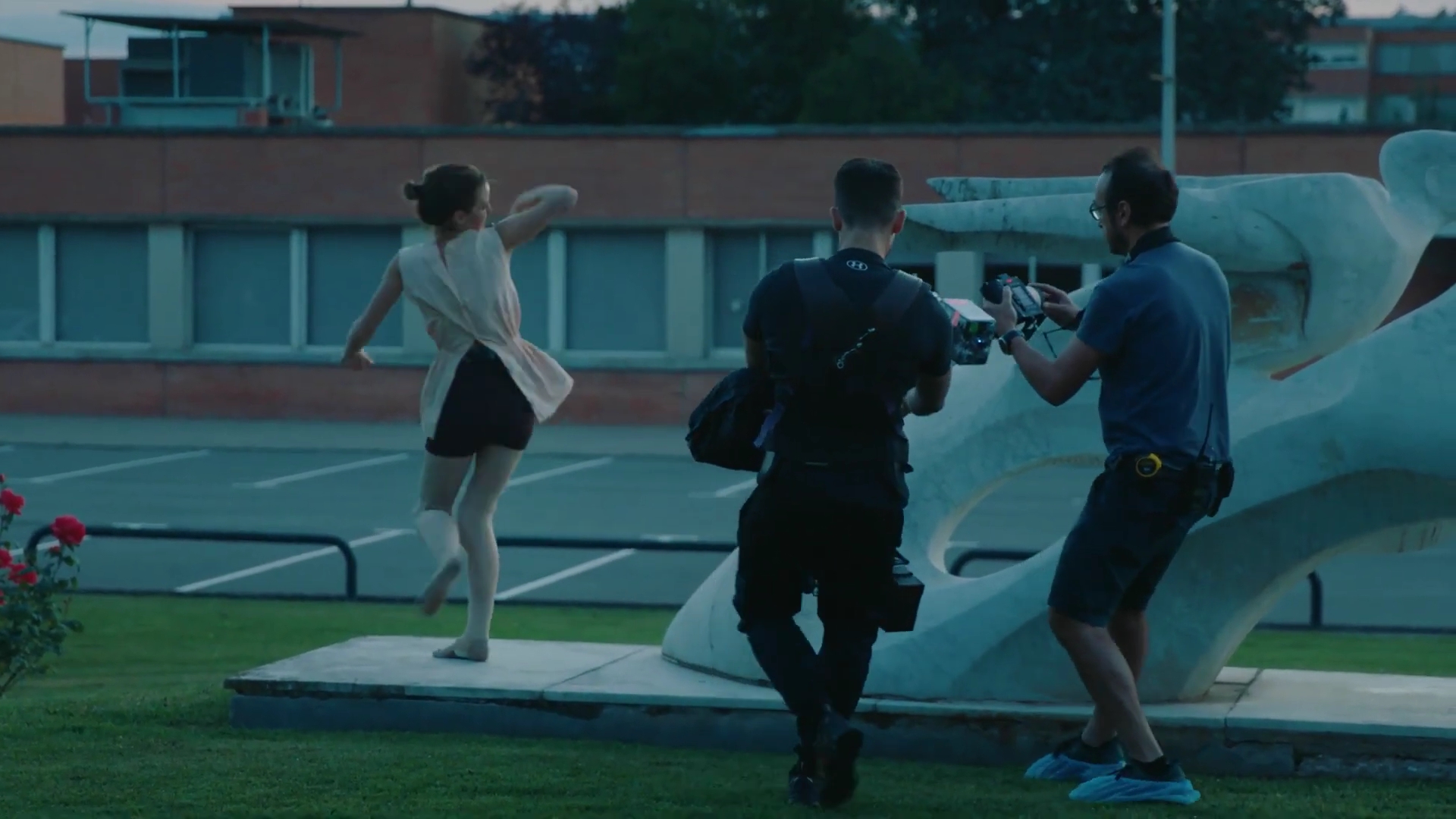 EmmaWatsonFan-dot-nl_2022PradaParadoxeFilm-MakingOf0396.jpg EmmaWatsonFan-dot-nl_2022PradaParadoxeFilm-MakingOf0396.jpg