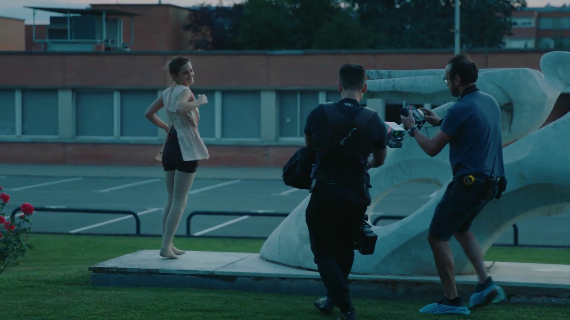 EmmaWatsonFan-dot-nl_2022PradaParadoxeFilm-MakingOf0397.jpg
