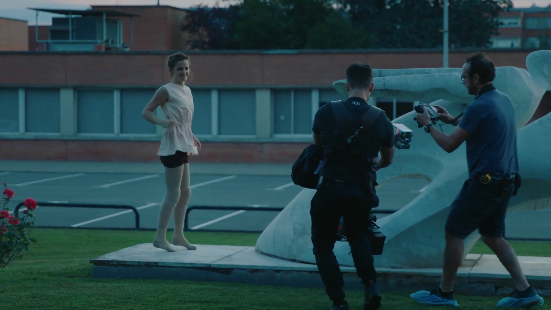 EmmaWatsonFan-dot-nl_2022PradaParadoxeFilm-MakingOf0398.jpg EmmaWatsonFan-dot-nl_2022PradaParadoxeFilm-MakingOf0398.jpg