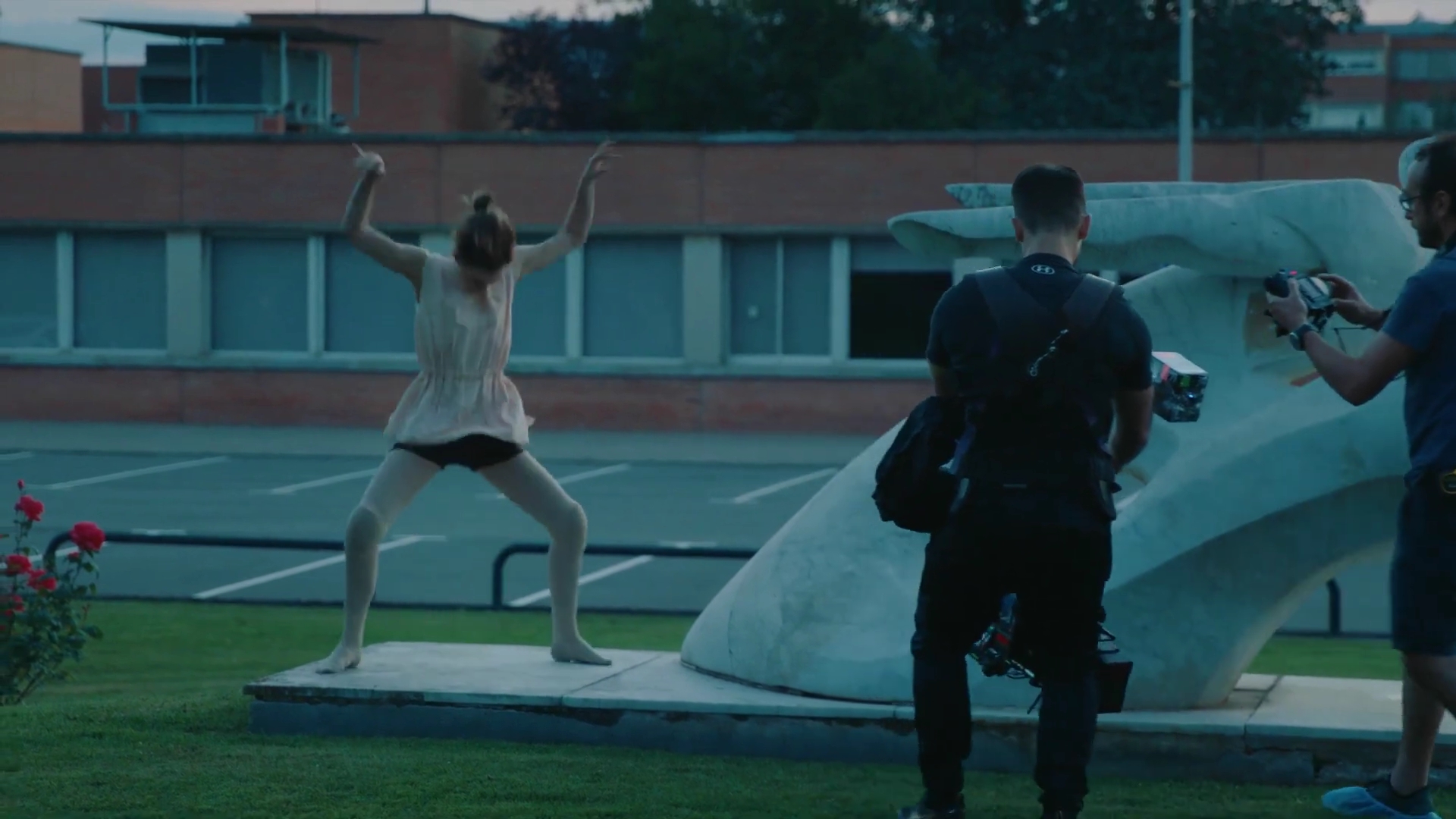 EmmaWatsonFan-dot-nl_2022PradaParadoxeFilm-MakingOf0400.jpg EmmaWatsonFan-dot-nl_2022PradaParadoxeFilm-MakingOf0400.jpg