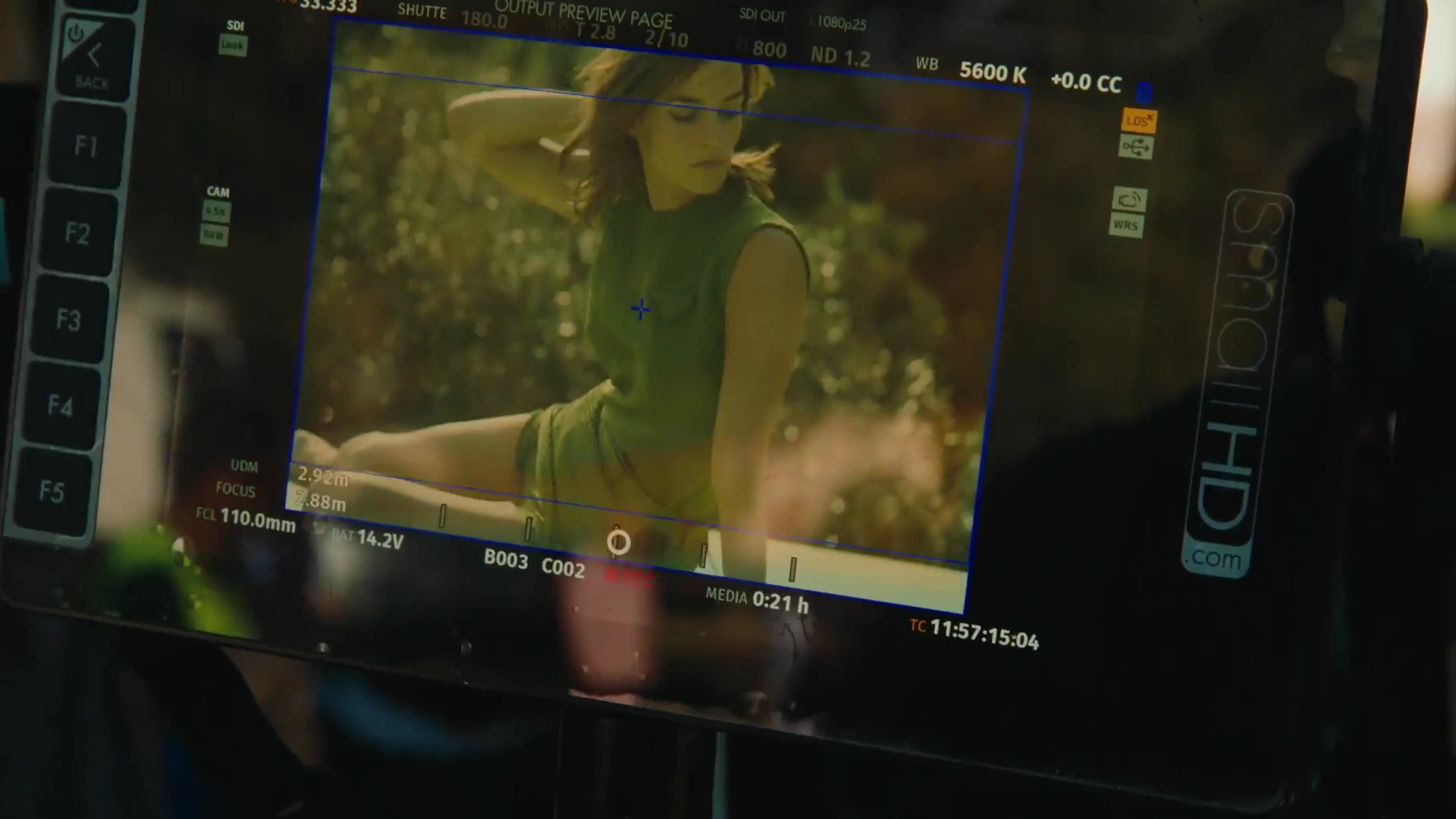 EmmaWatsonFan-dot-nl_2022PradaParadoxeFilm-MakingOf0446.jpg