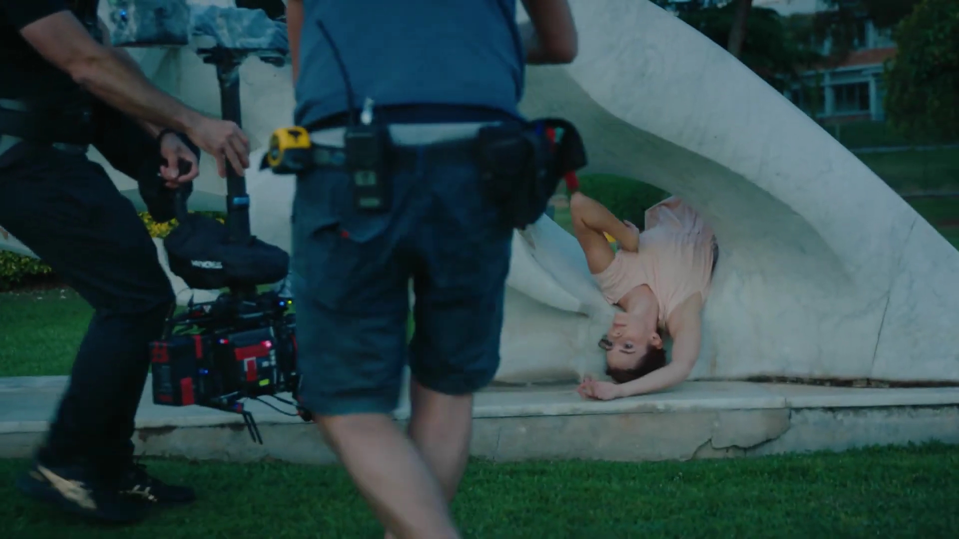 EmmaWatsonFan-dot-nl_2022PradaParadoxeFilm-MakingOf0448.jpg