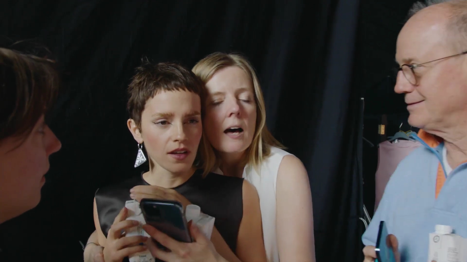 EmmaWatsonFan-dot-nl_2022PradaParadoxeFilm-MakingOf0458.jpg EmmaWatsonFan-dot-nl_2022PradaParadoxeFilm-MakingOf0458.jpg