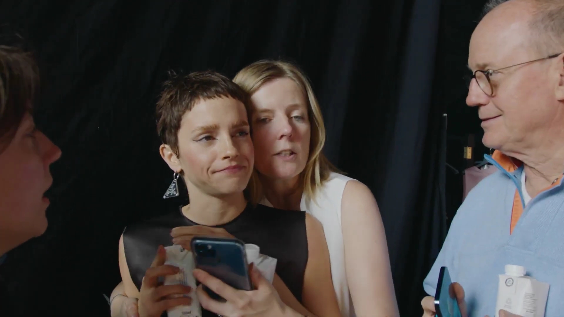 EmmaWatsonFan-dot-nl_2022PradaParadoxeFilm-MakingOf0459.jpg EmmaWatsonFan-dot-nl_2022PradaParadoxeFilm-MakingOf0459.jpg