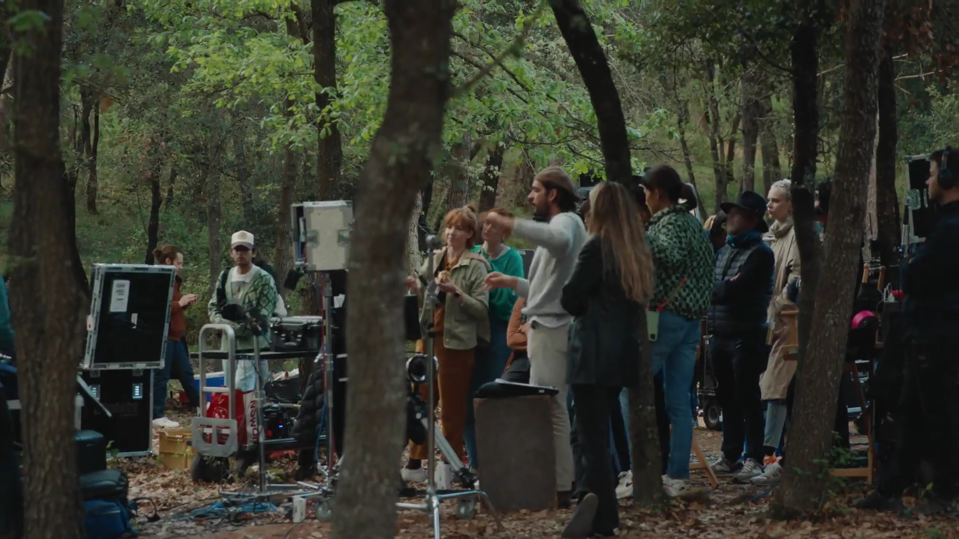 EmmaWatsonFan-dot-nl_2022PradaParadoxeFilm-MakingOf0462.jpg