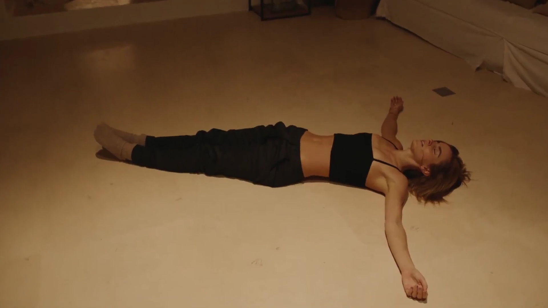 EmmaWatsonFan-dot-nl_2022PradaParadoxeFilm-MakingOf0469.jpg EmmaWatsonFan-dot-nl_2022PradaParadoxeFilm-MakingOf0469.jpg