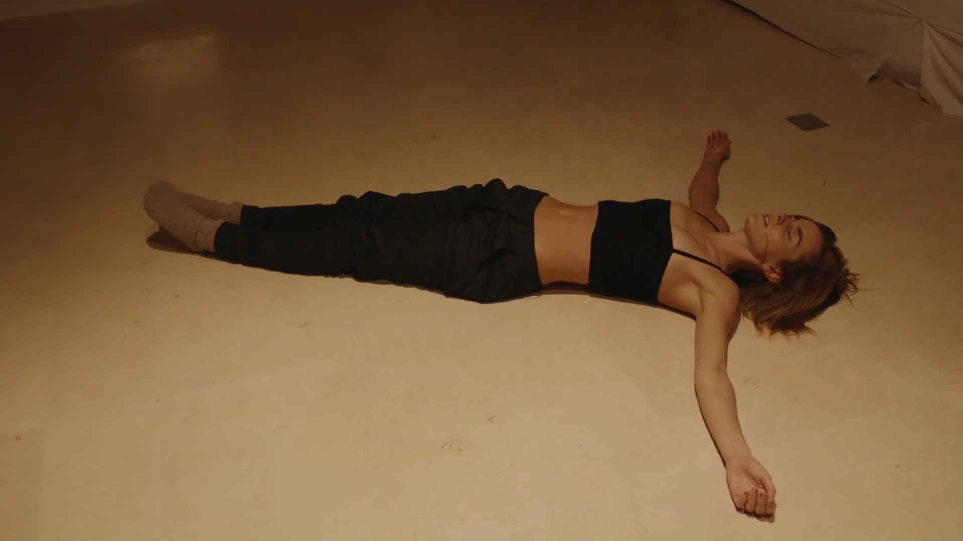 EmmaWatsonFan-dot-nl_2022PradaParadoxeFilm-MakingOf0472.jpg EmmaWatsonFan-dot-nl_2022PradaParadoxeFilm-MakingOf0472.jpg