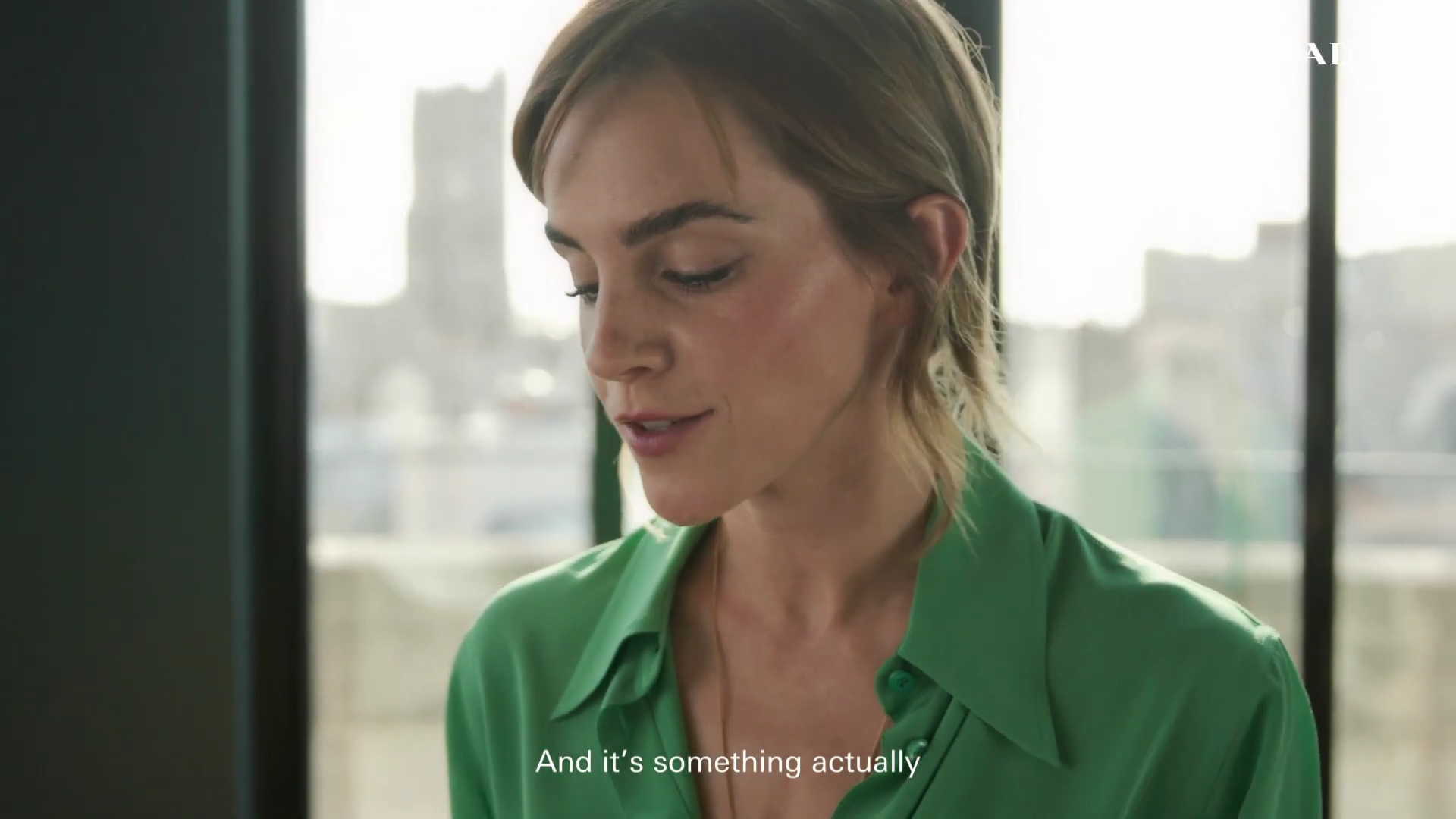 EmmaWatsonFan-dot-nl_2022PradaParadoxe-HowToRefillBottle0071.jpg
