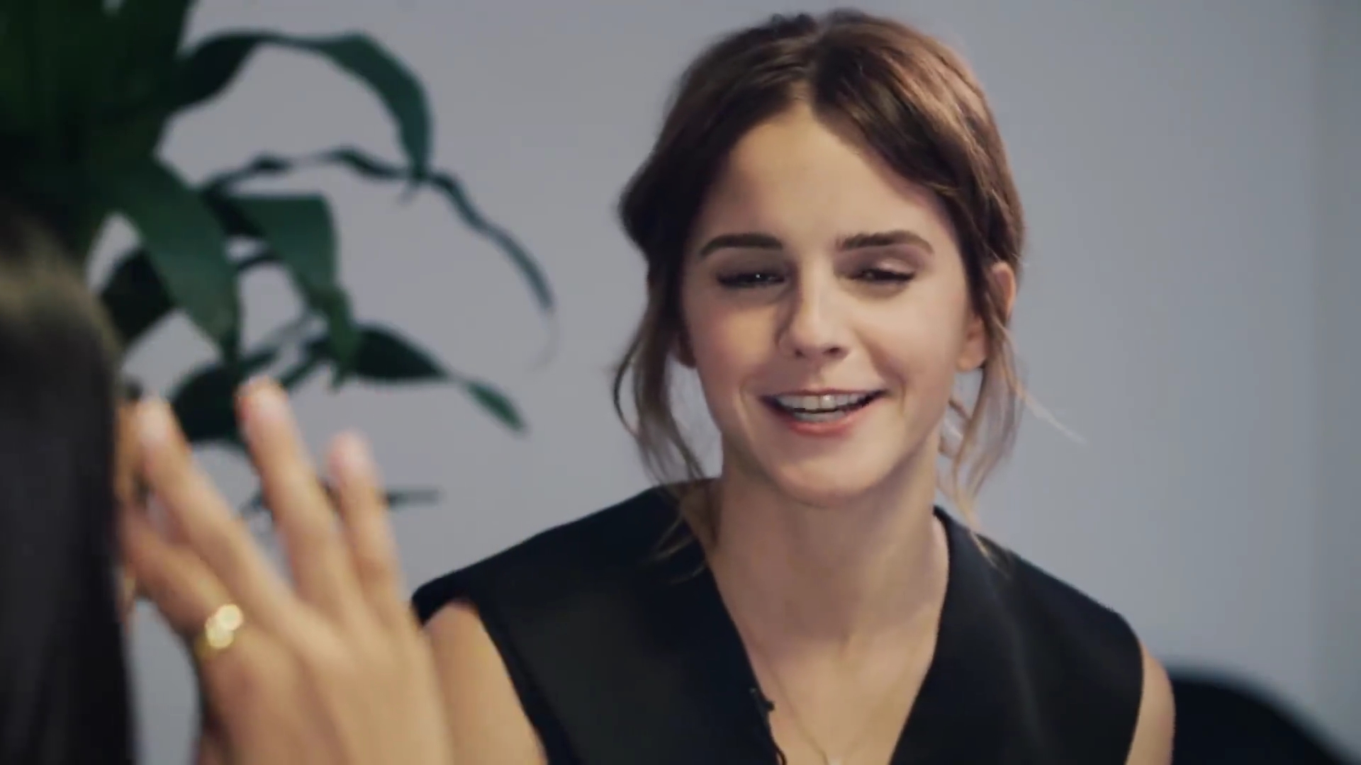 EmmaWatsonFan-dot-NL_2018OurSharedShelfWithRupiKaur0030.jpg EmmaWatsonFan-dot-NL_2018OurSharedShelfWithRupiKaur0030.jpg