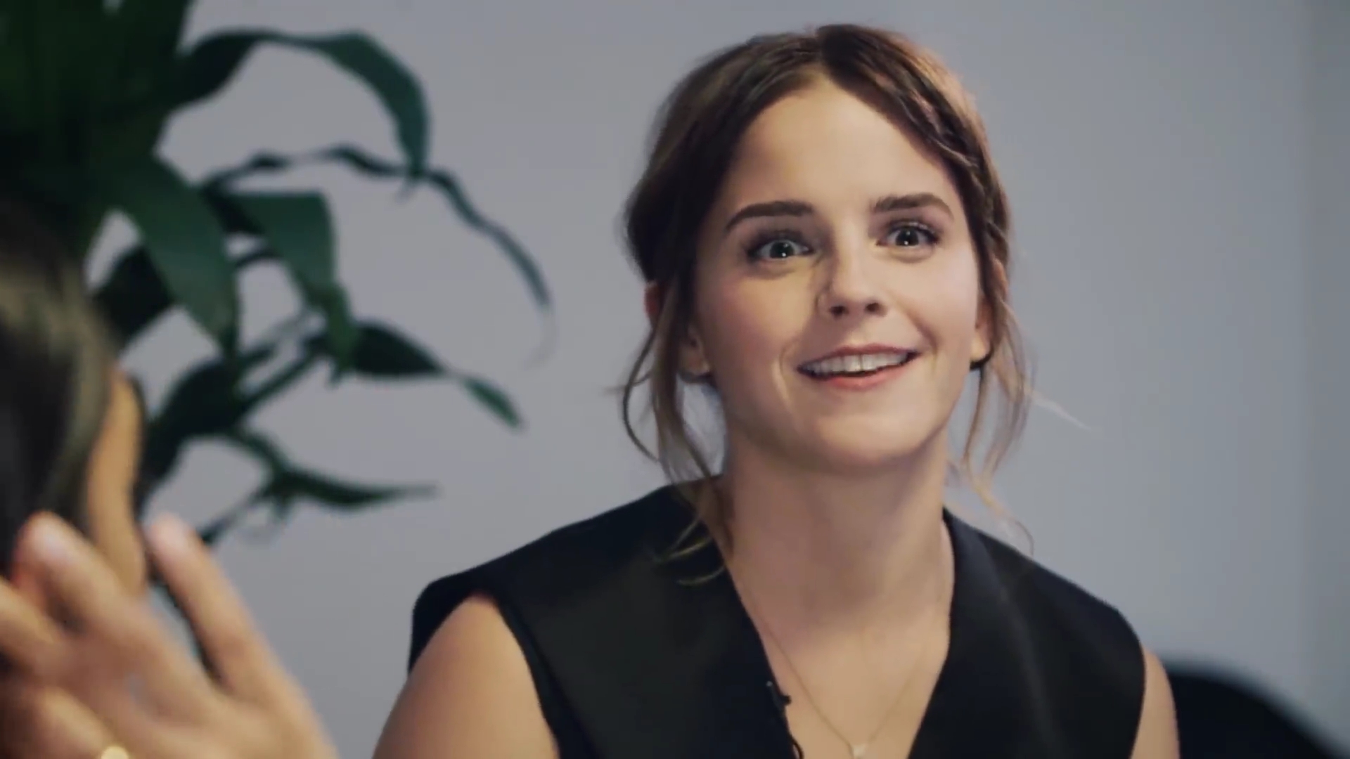 EmmaWatsonFan-dot-NL_2018OurSharedShelfWithRupiKaur0031.jpg EmmaWatsonFan-dot-NL_2018OurSharedShelfWithRupiKaur0031.jpg