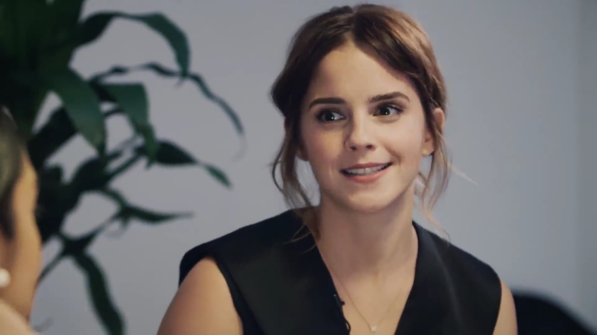 EmmaWatsonFan-dot-NL_2018OurSharedShelfWithRupiKaur0032.jpg EmmaWatsonFan-dot-NL_2018OurSharedShelfWithRupiKaur0032.jpg