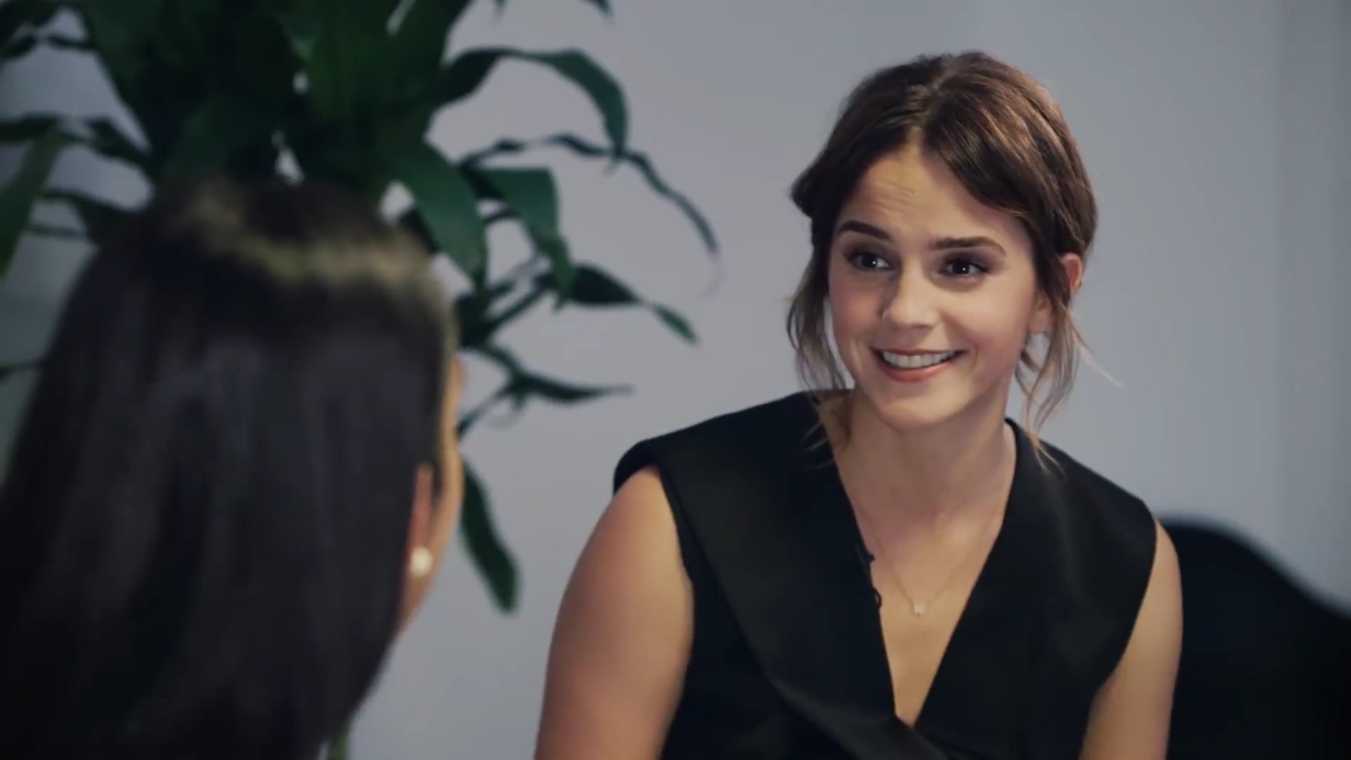 EmmaWatsonFan-dot-NL_2018OurSharedShelfWithRupiKaur0047.jpg EmmaWatsonFan-dot-NL_2018OurSharedShelfWithRupiKaur0047.jpg