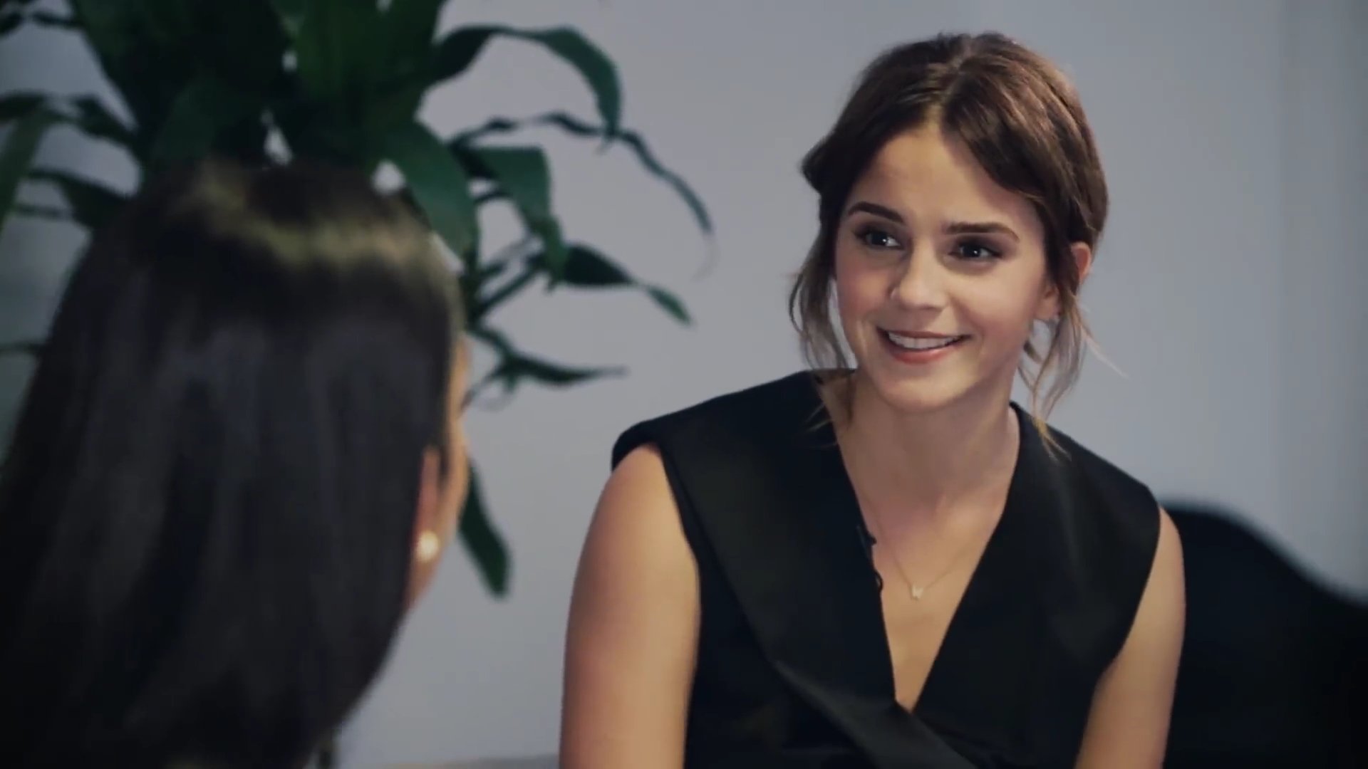 EmmaWatsonFan-dot-NL_2018OurSharedShelfWithRupiKaur0048.jpg EmmaWatsonFan-dot-NL_2018OurSharedShelfWithRupiKaur0048.jpg