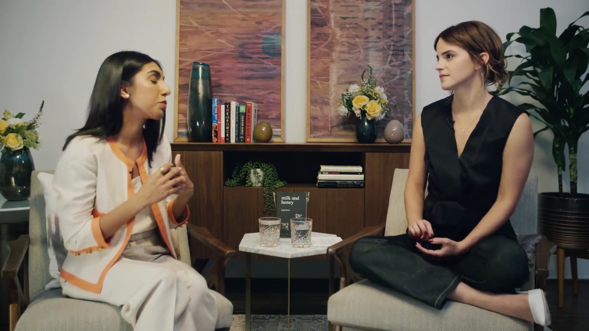 EmmaWatsonFan-dot-NL_2018OurSharedShelfWithRupiKaur0194.jpg EmmaWatsonFan-dot-NL_2018OurSharedShelfWithRupiKaur0194.jpg