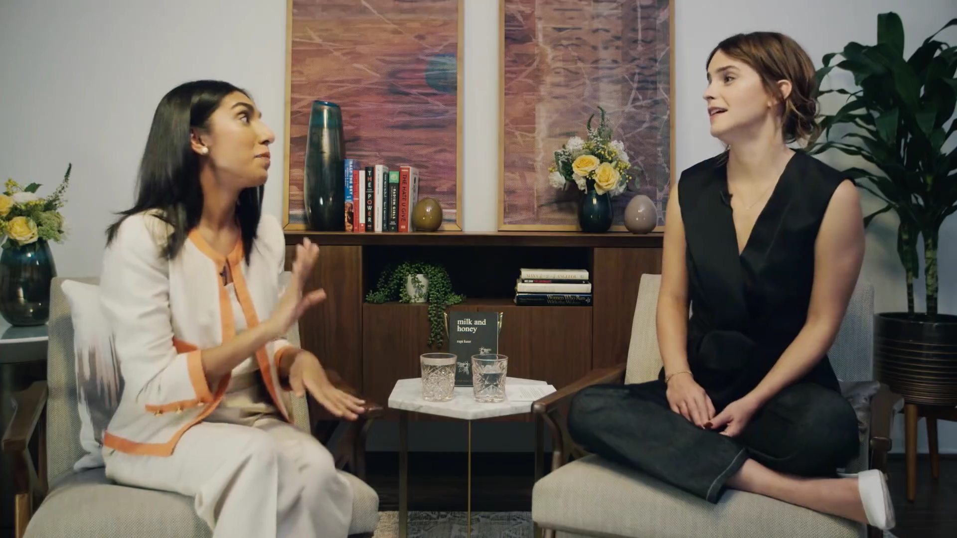 EmmaWatsonFan-dot-NL_2018OurSharedShelfWithRupiKaur0214.jpg EmmaWatsonFan-dot-NL_2018OurSharedShelfWithRupiKaur0214.jpg