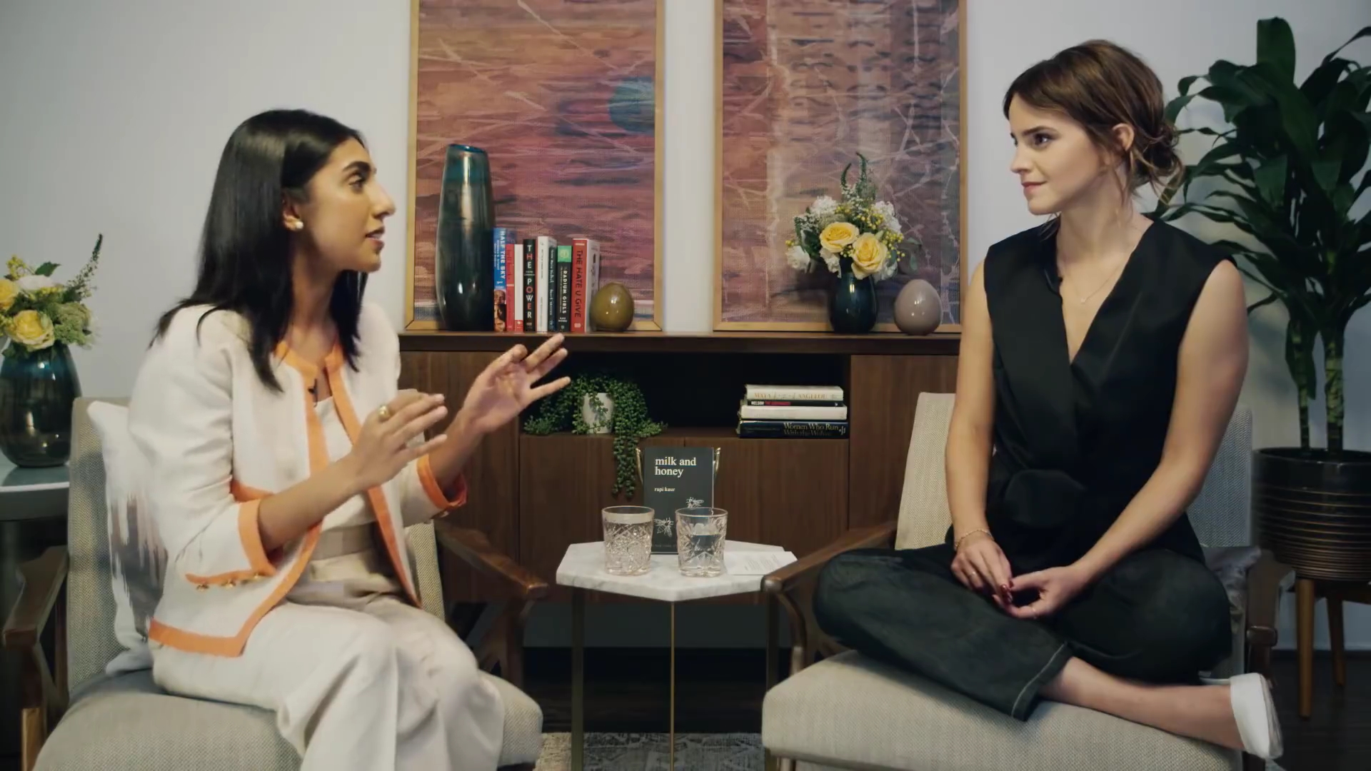 EmmaWatsonFan-dot-NL_2018OurSharedShelfWithRupiKaur0233.jpg EmmaWatsonFan-dot-NL_2018OurSharedShelfWithRupiKaur0233.jpg