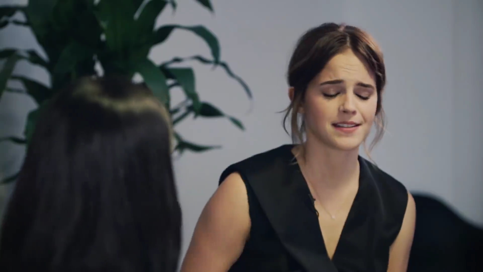 EmmaWatsonFan-dot-NL_2018OurSharedShelfWithRupiKaur0279.jpg EmmaWatsonFan-dot-NL_2018OurSharedShelfWithRupiKaur0279.jpg