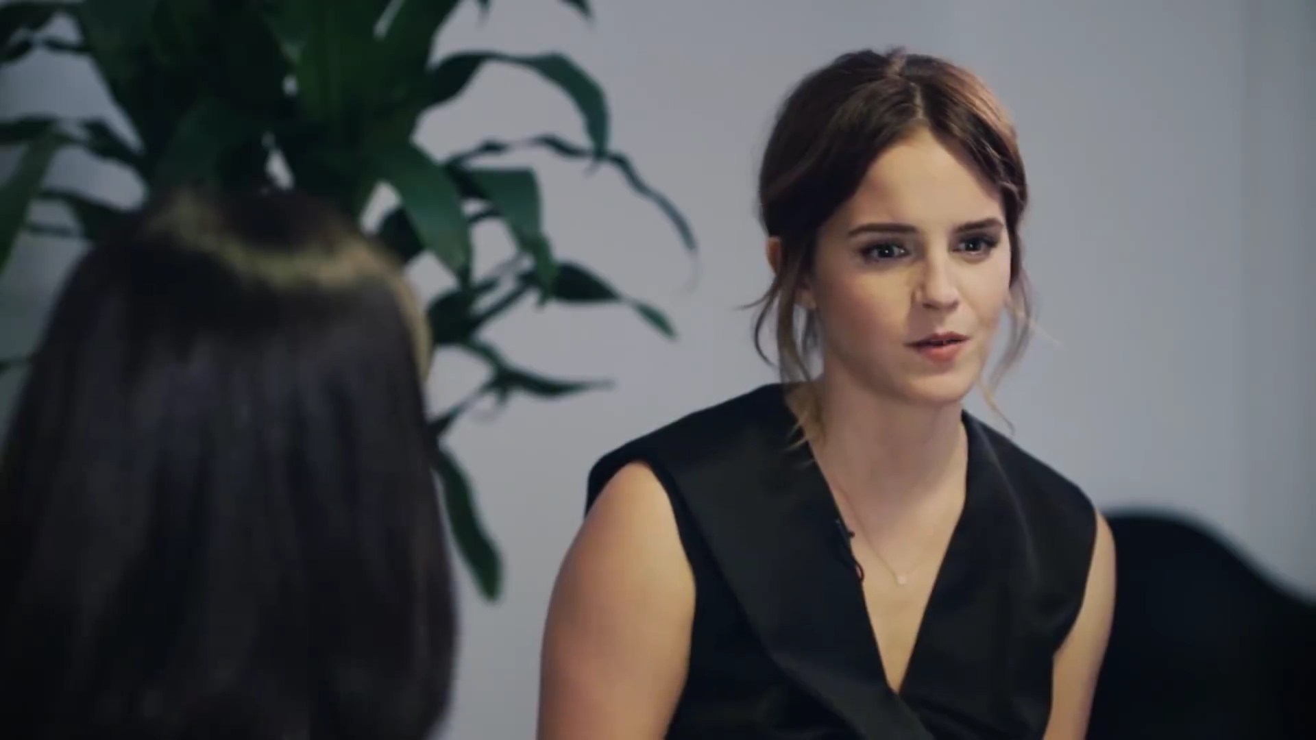 EmmaWatsonFan-dot-NL_2018OurSharedShelfWithRupiKaur0337.jpg EmmaWatsonFan-dot-NL_2018OurSharedShelfWithRupiKaur0337.jpg