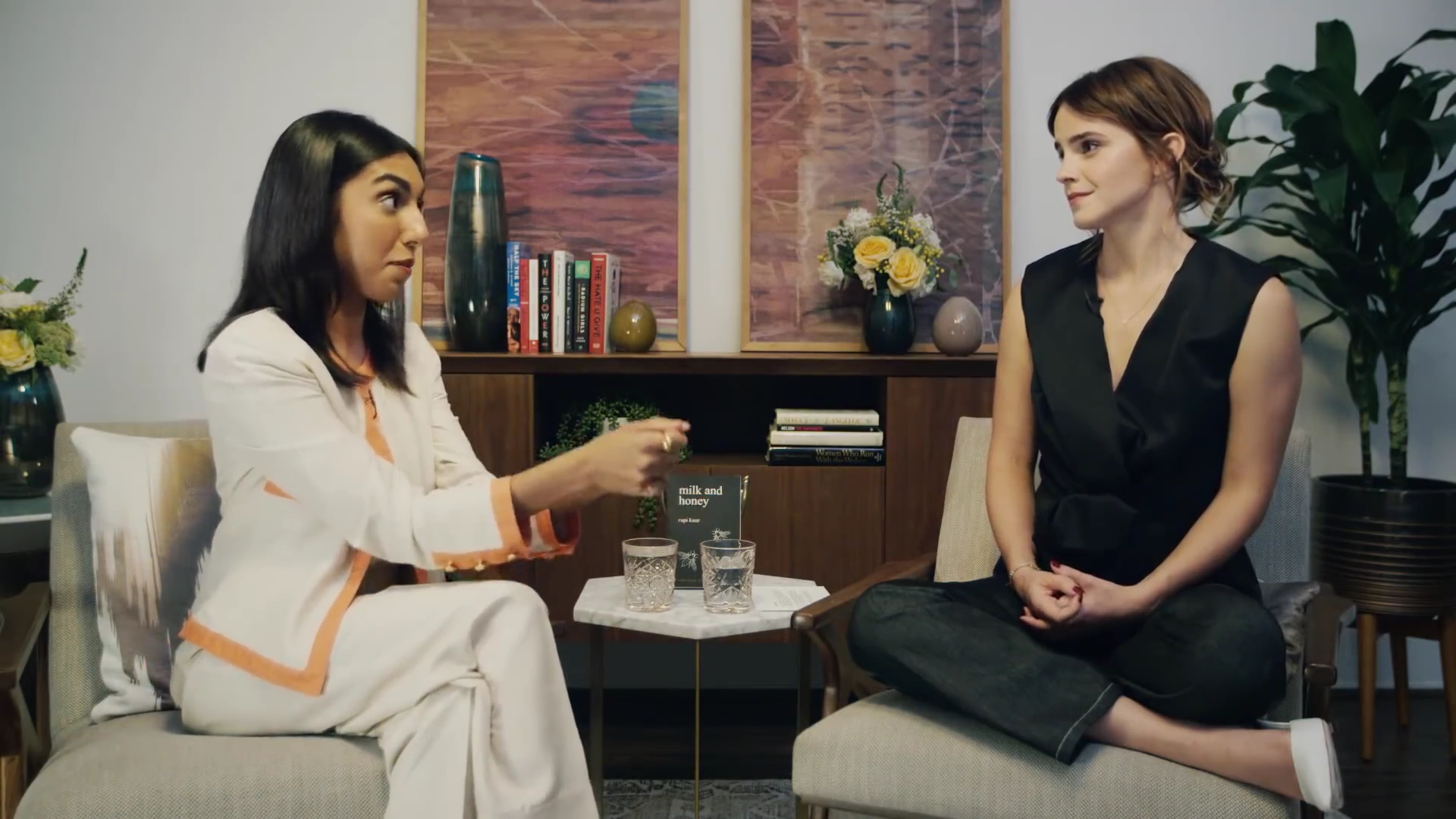 EmmaWatsonFan-dot-NL_2018OurSharedShelfWithRupiKaur0877.jpg EmmaWatsonFan-dot-NL_2018OurSharedShelfWithRupiKaur0877.jpg