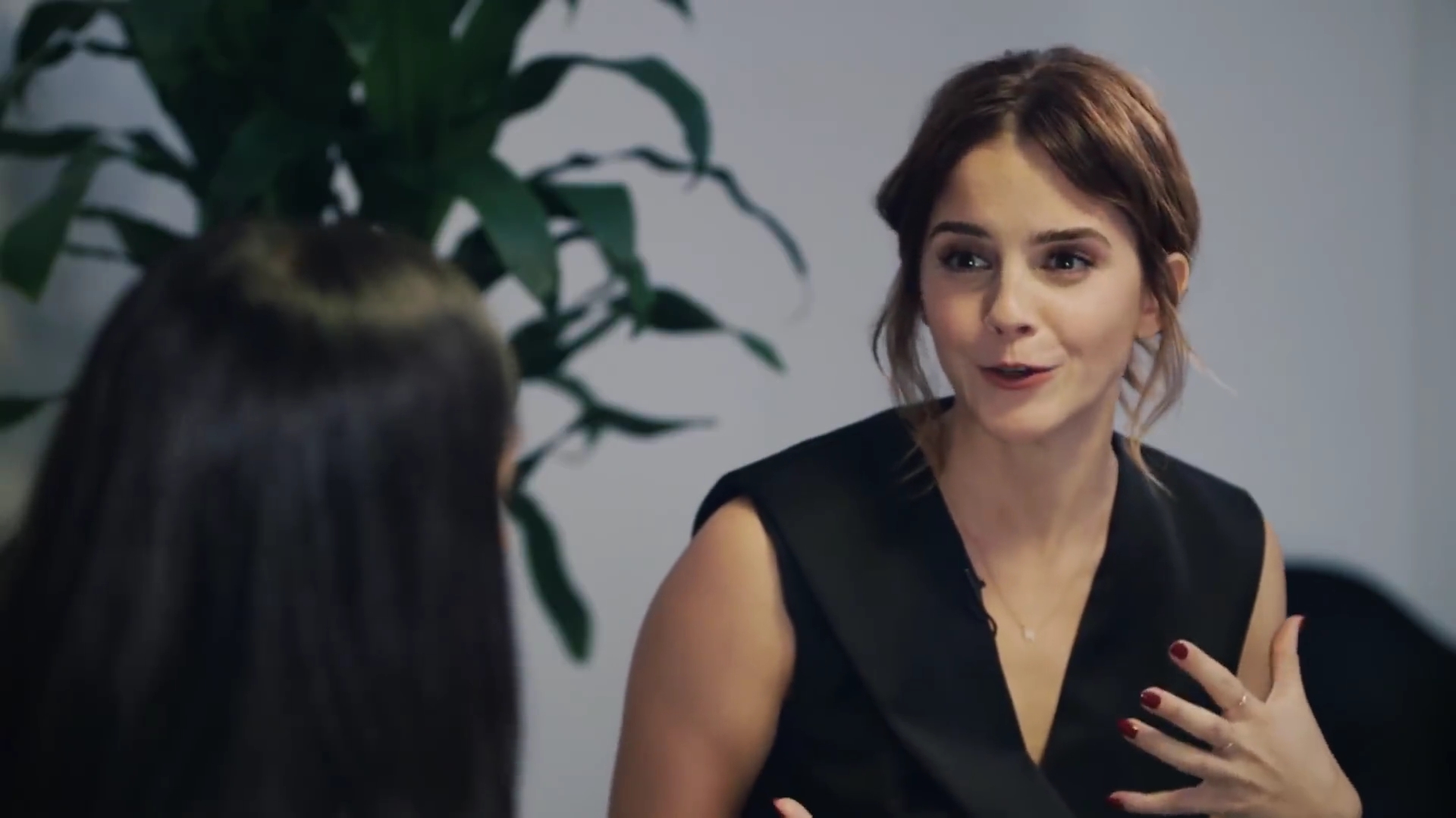 EmmaWatsonFan-dot-NL_2018OurSharedShelfWithRupiKaur0931.jpg EmmaWatsonFan-dot-NL_2018OurSharedShelfWithRupiKaur0931.jpg