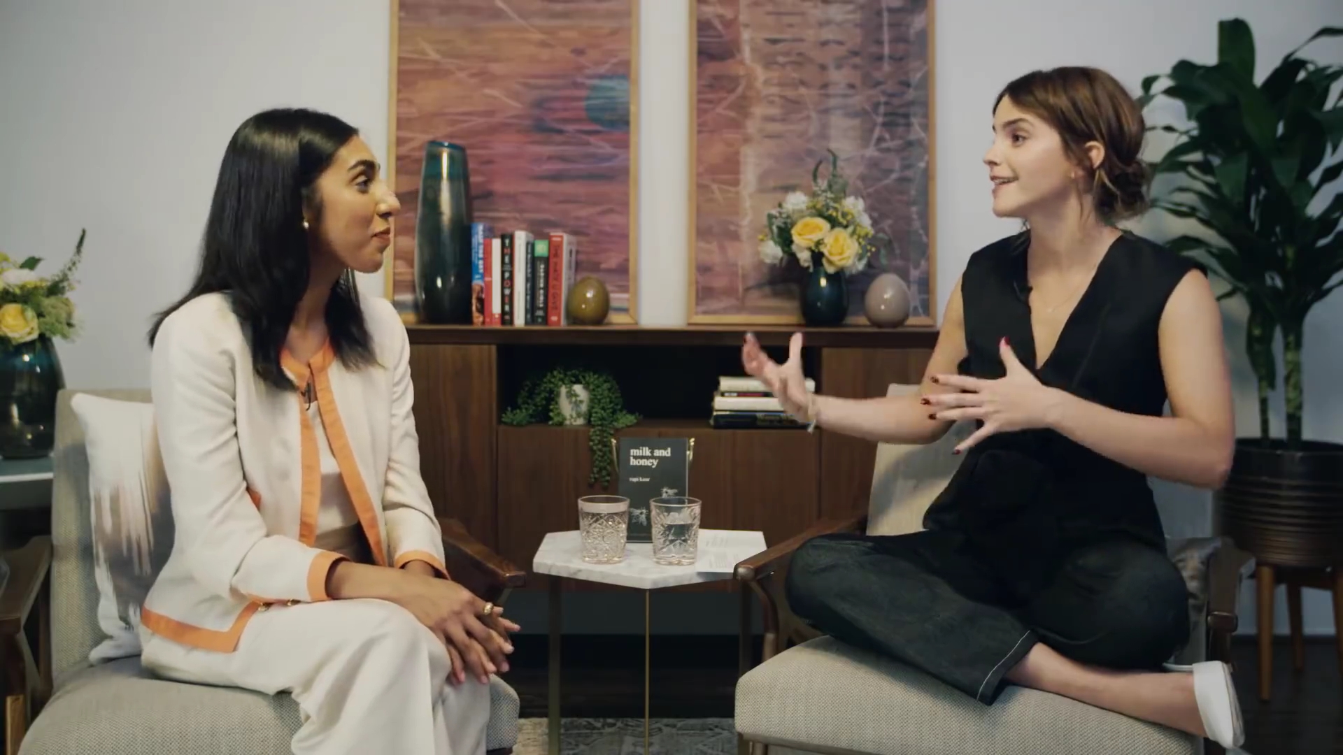 EmmaWatsonFan-dot-NL_2018OurSharedShelfWithRupiKaur1208.jpg EmmaWatsonFan-dot-NL_2018OurSharedShelfWithRupiKaur1208.jpg