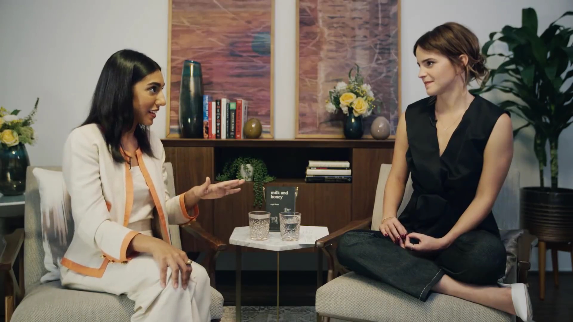 EmmaWatsonFan-dot-NL_2018OurSharedShelfWithRupiKaur1324.jpg EmmaWatsonFan-dot-NL_2018OurSharedShelfWithRupiKaur1324.jpg