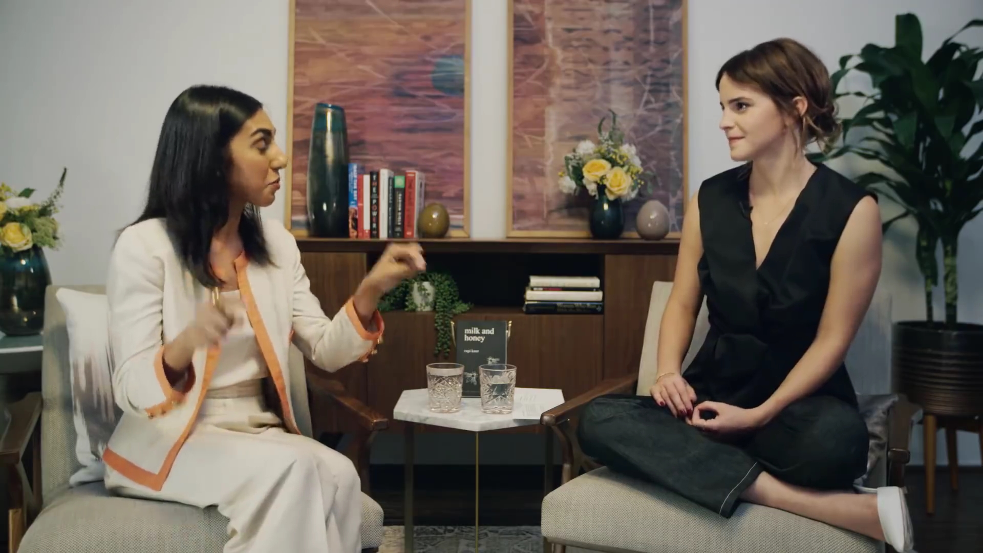 EmmaWatsonFan-dot-NL_2018OurSharedShelfWithRupiKaur1327.jpg EmmaWatsonFan-dot-NL_2018OurSharedShelfWithRupiKaur1327.jpg