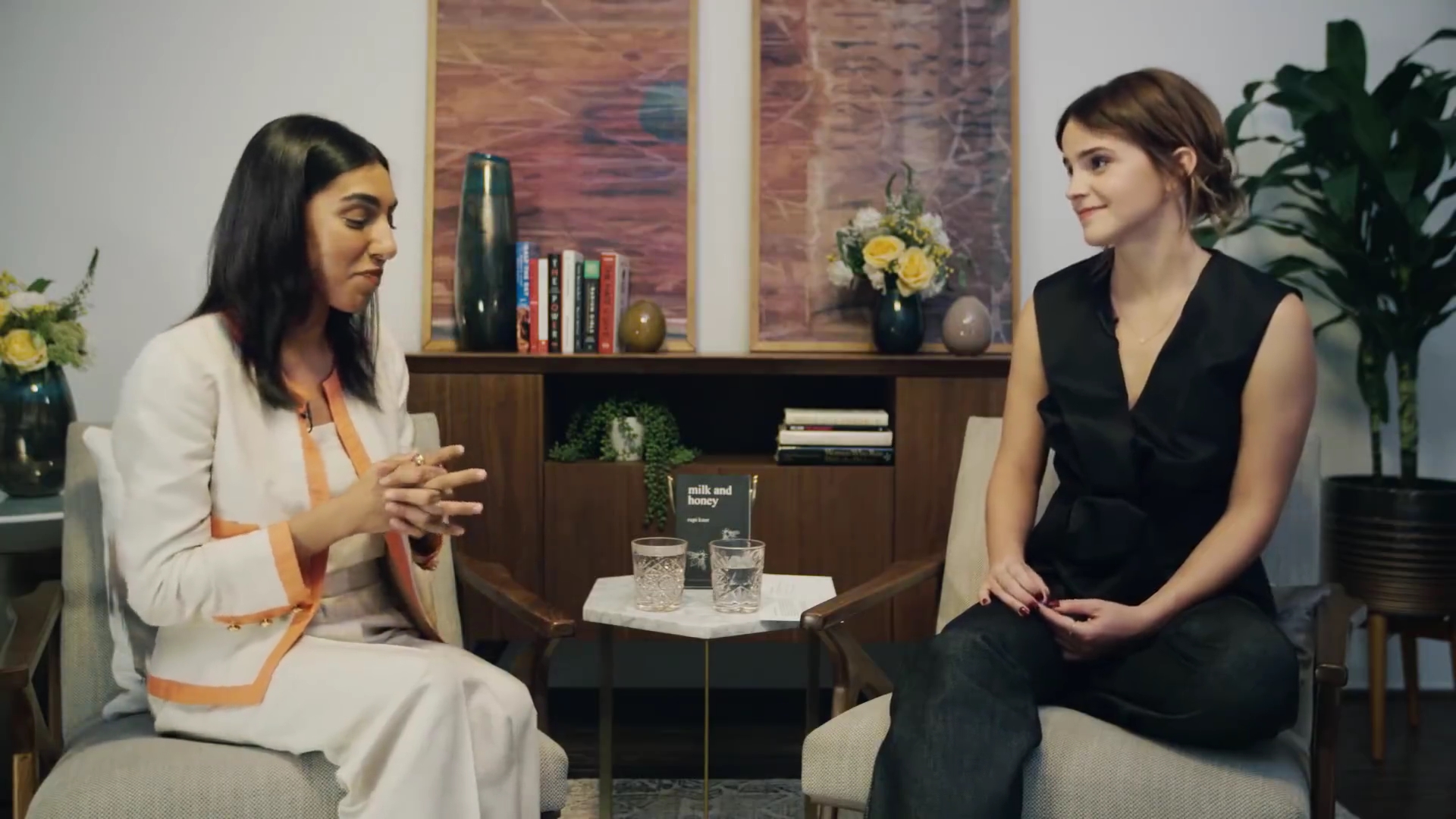 EmmaWatsonFan-dot-NL_2018OurSharedShelfWithRupiKaur1456.jpg EmmaWatsonFan-dot-NL_2018OurSharedShelfWithRupiKaur1456.jpg